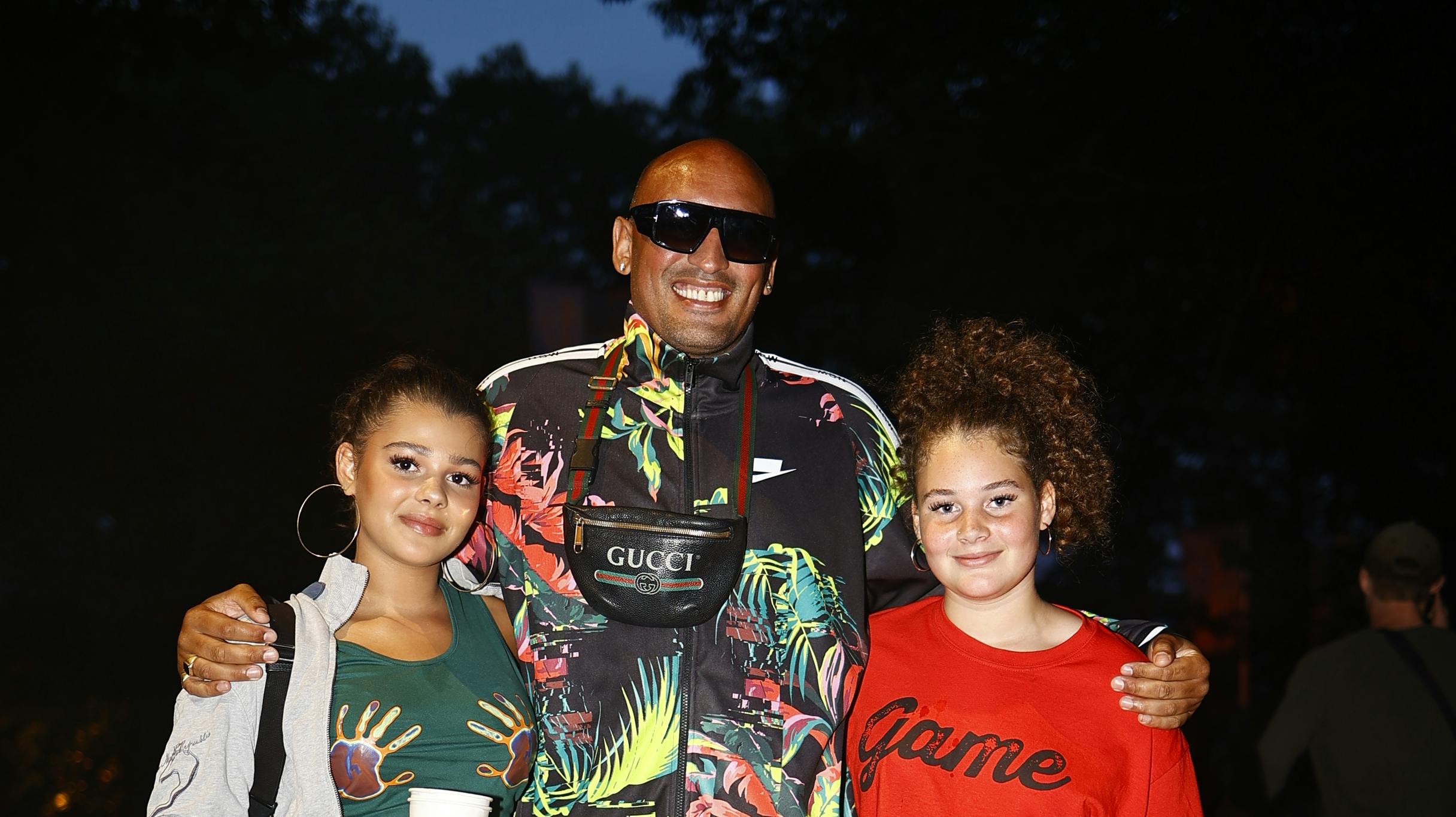 Wafande får døtrene med i mediebyen. De har fået lov af mor at være med på festival, hvis far også er der.