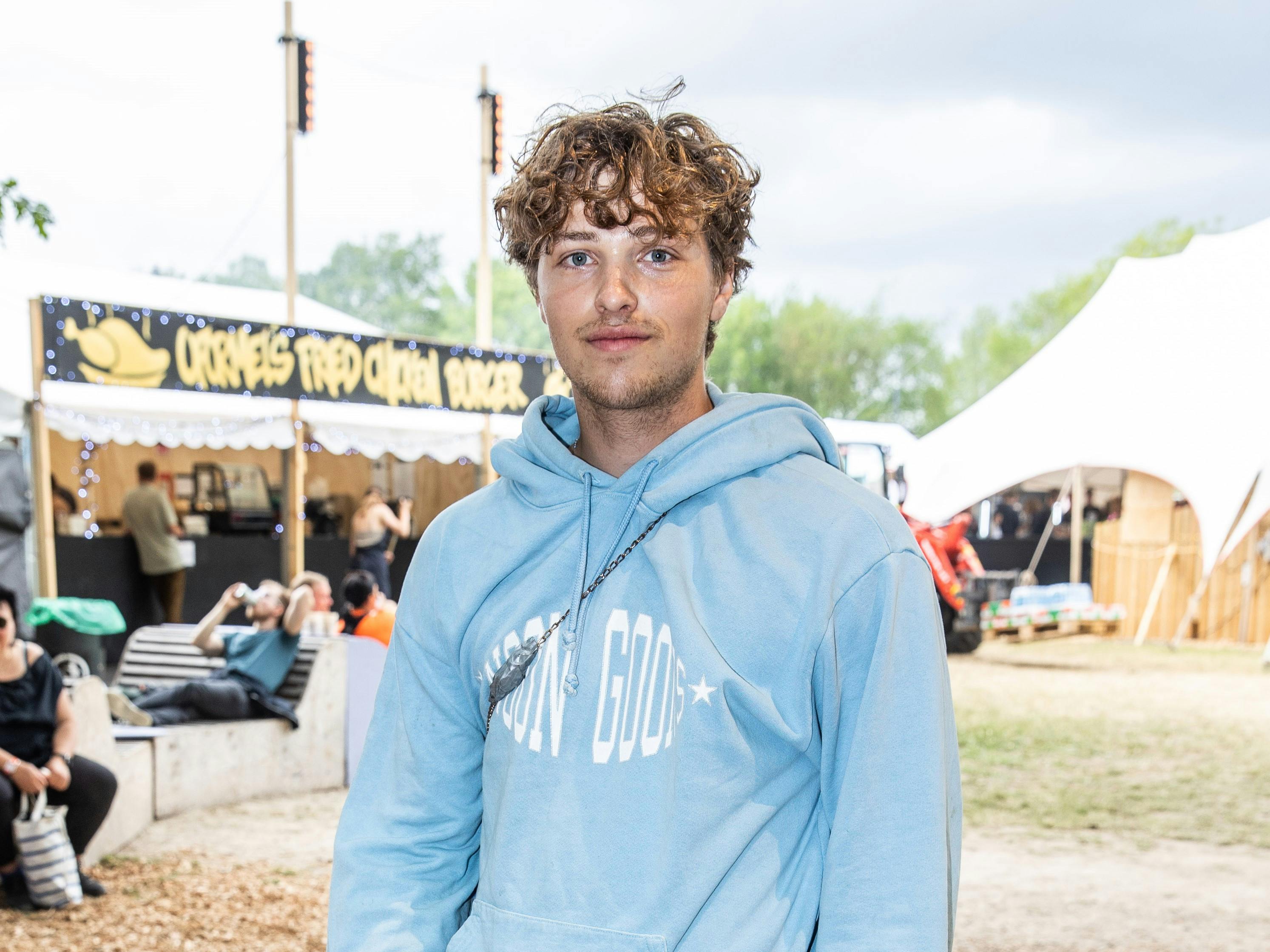 Oscar Bjerrehuus er blot en af mange kendisser, der har taget turen til Roskilde Festival.