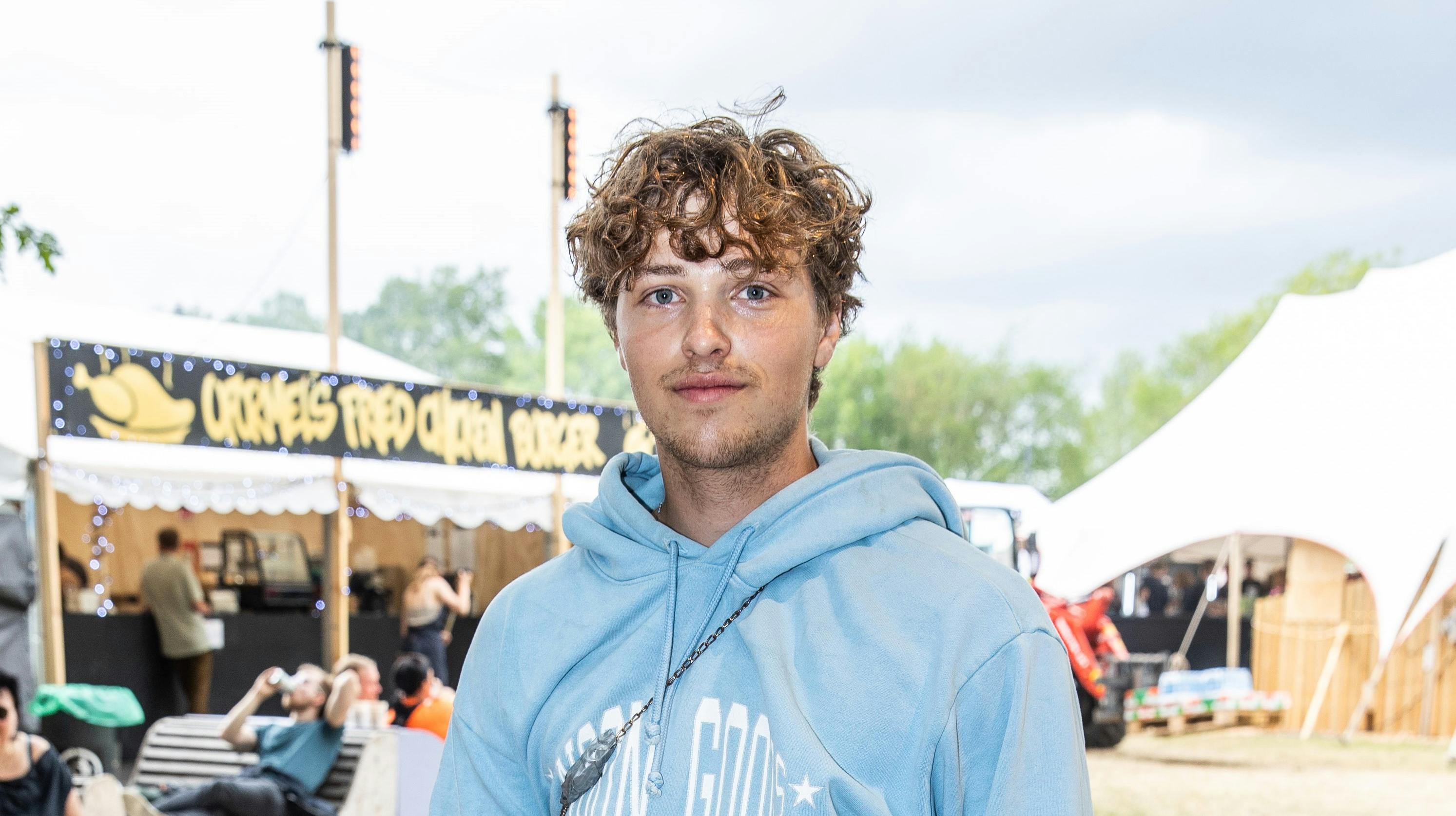 Oscar Bjerrehuus er blot en af mange kendisser, der har taget turen til Roskilde Festival.