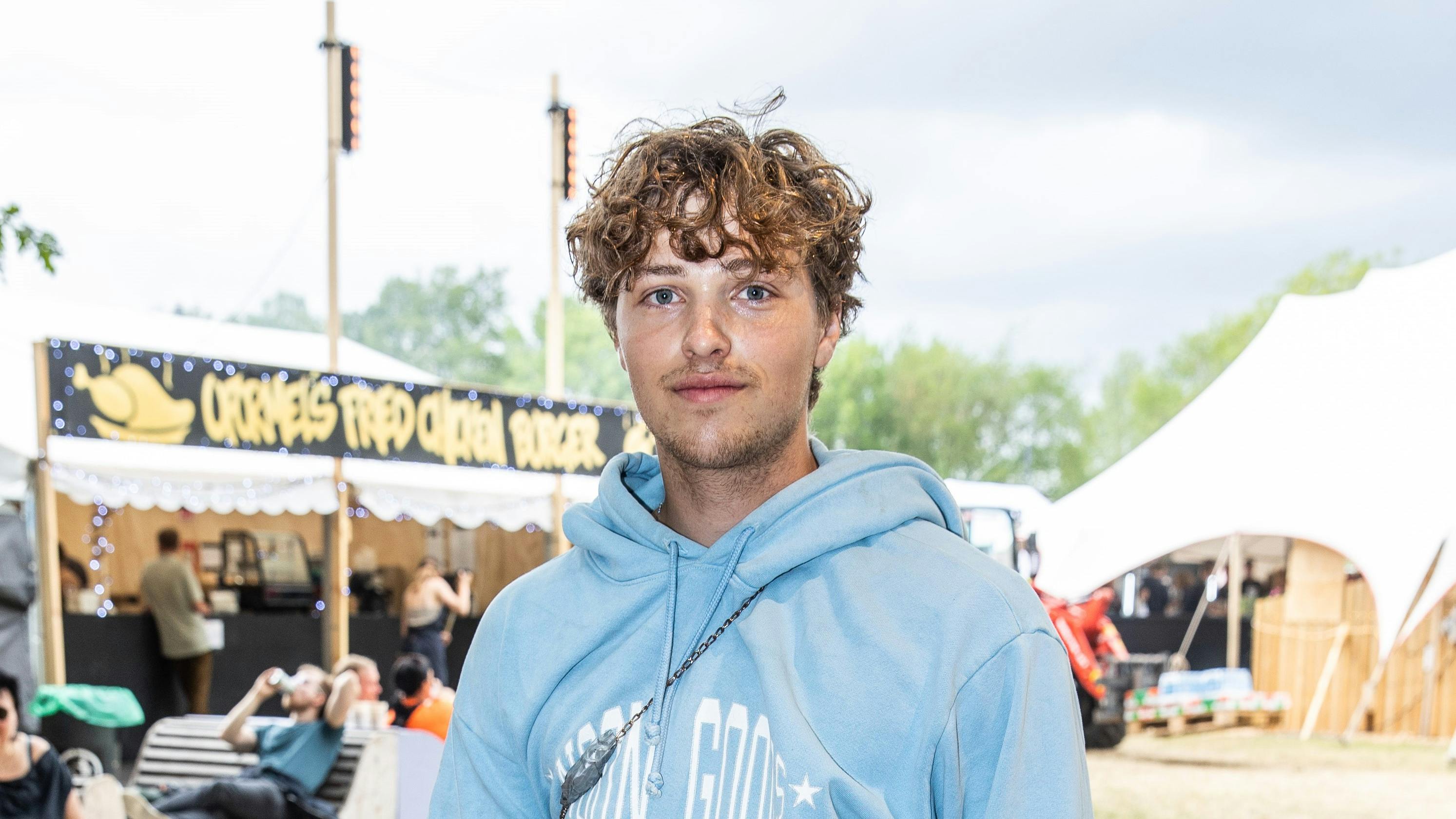 Oscar Bjerrehuus er blot en af mange kendisser, der har taget turen til Roskilde Festival.
