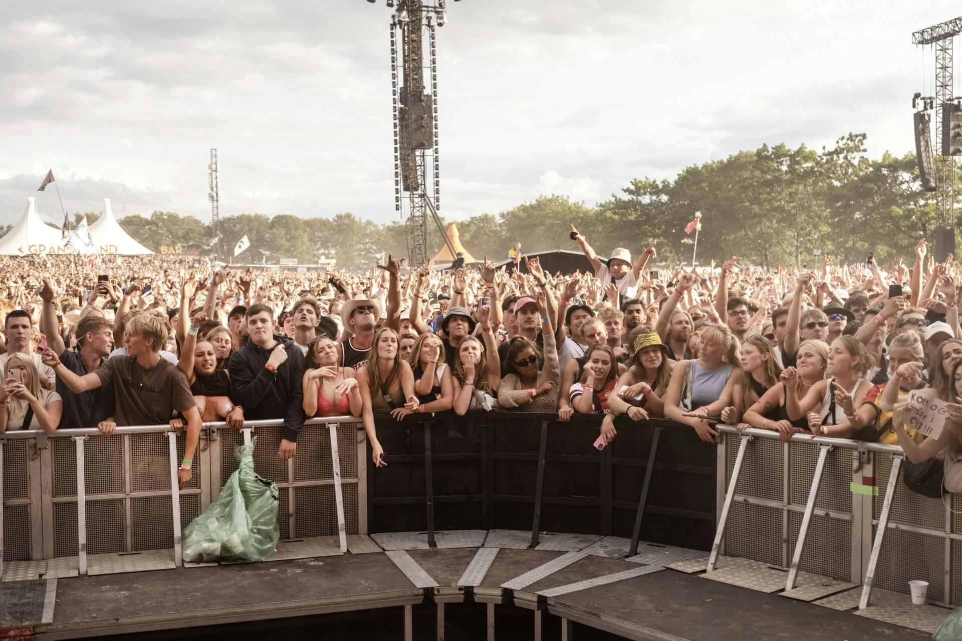 Kesi spiller på Orange Scene på Roskilde Festivalen fredag den 30. juni 2023.. (Foto: Helle Arensbak/Ritzau Scanpix)