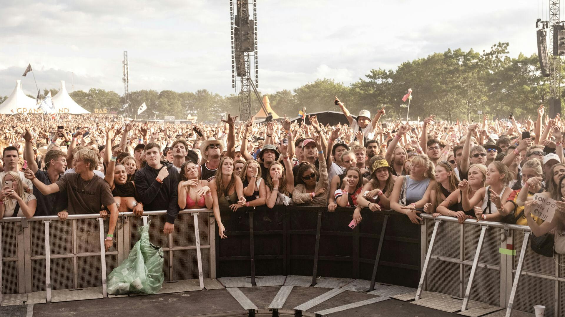 Kesi spiller på Orange Scene på Roskilde Festivalen fredag den 30. juni 2023.. (Foto: Helle Arensbak/Ritzau Scanpix)