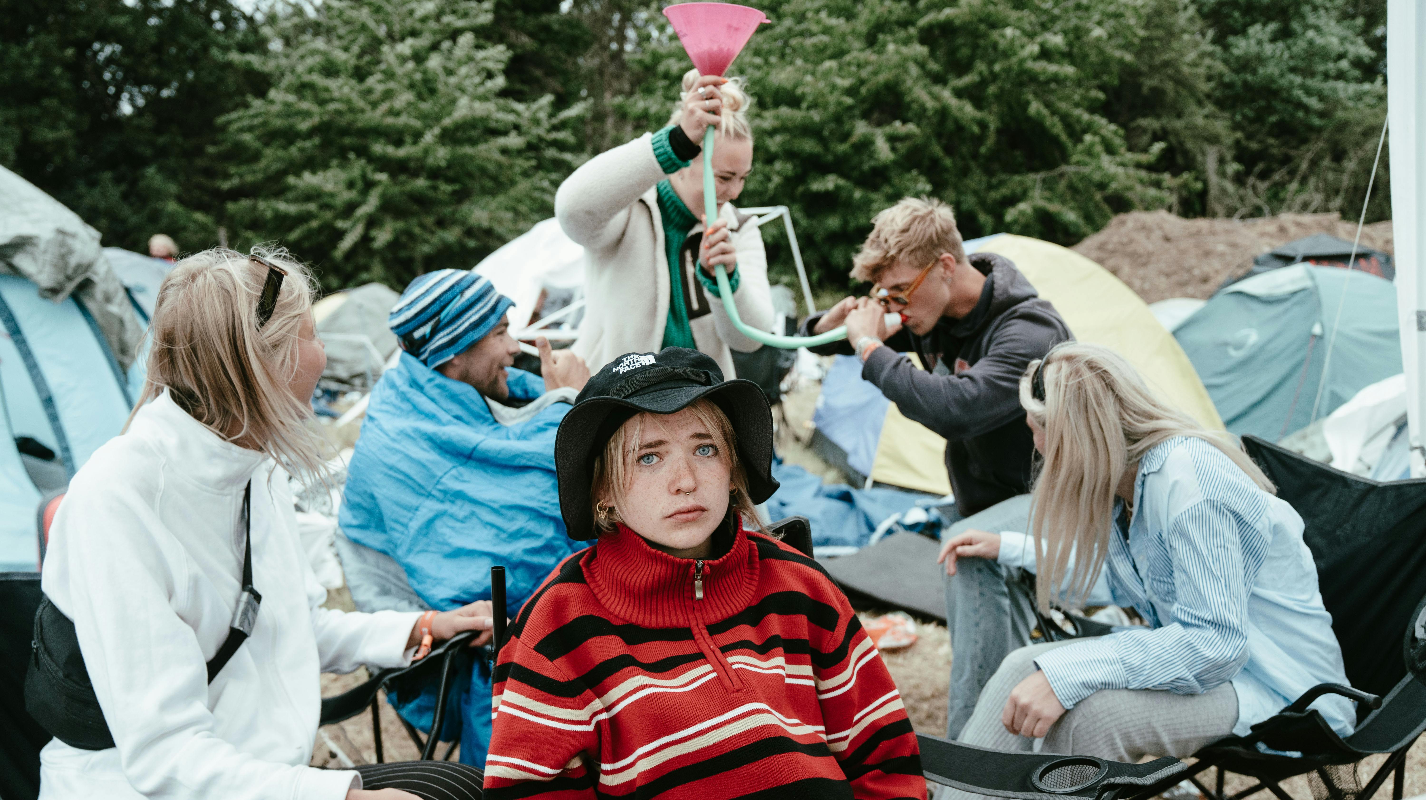 Rakel Zander (i midten) er egentlig meget klar til at komme hjem efter alt for mange dage med alt for meget vodka og alt for mange ølbongs. Hendes ven Anders tager lige en sidste ølbong, før turen går hjem. Han har taget mere end 50 i løbet af festiv