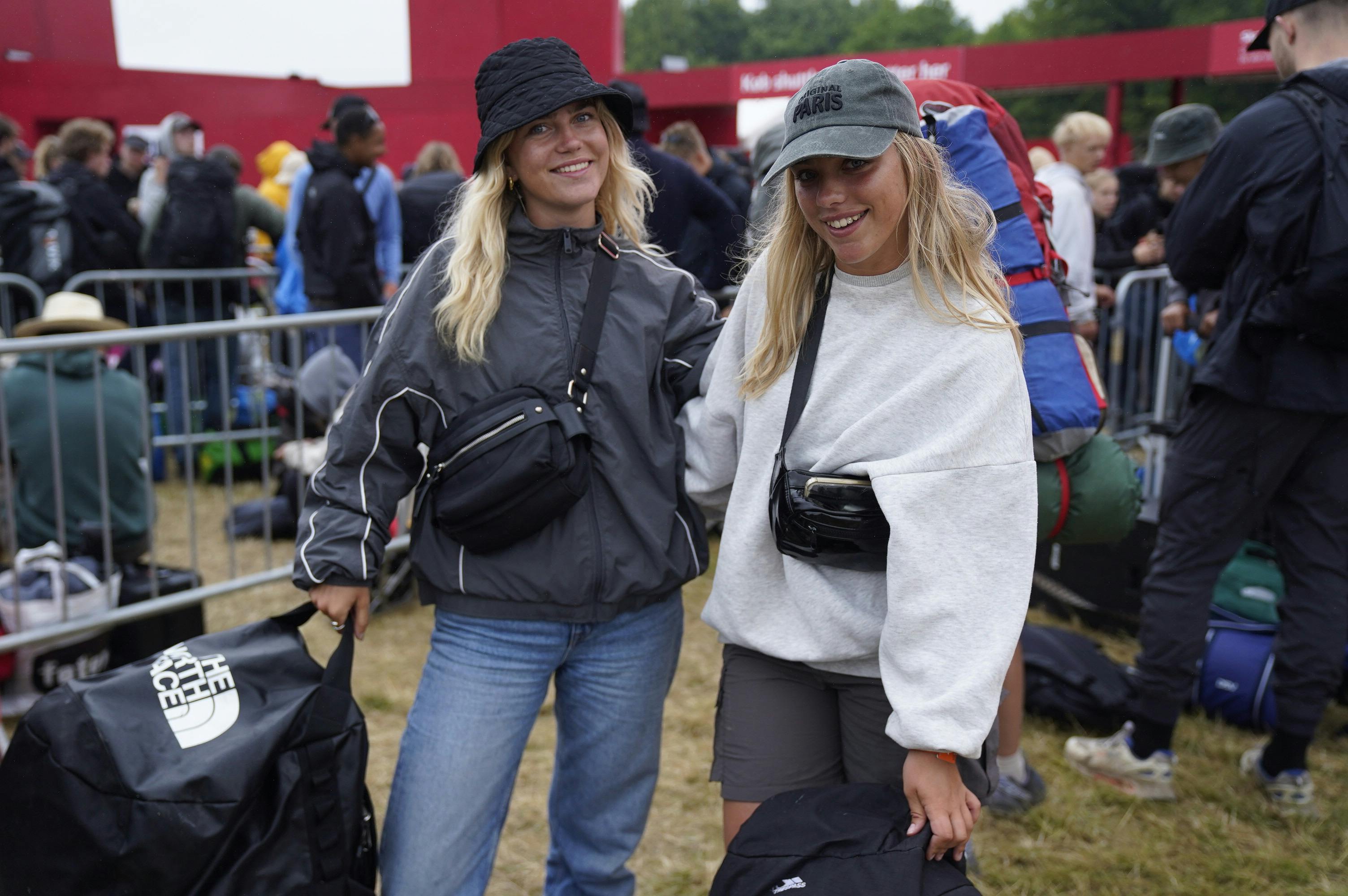 Theresa Stougaard (tv.) og Fie Madsen er bare på et kort visit hjemme i København, inden de vender snuden tilbage mod Roskilde Festival til den sidste aften fyldt med koncerter. 