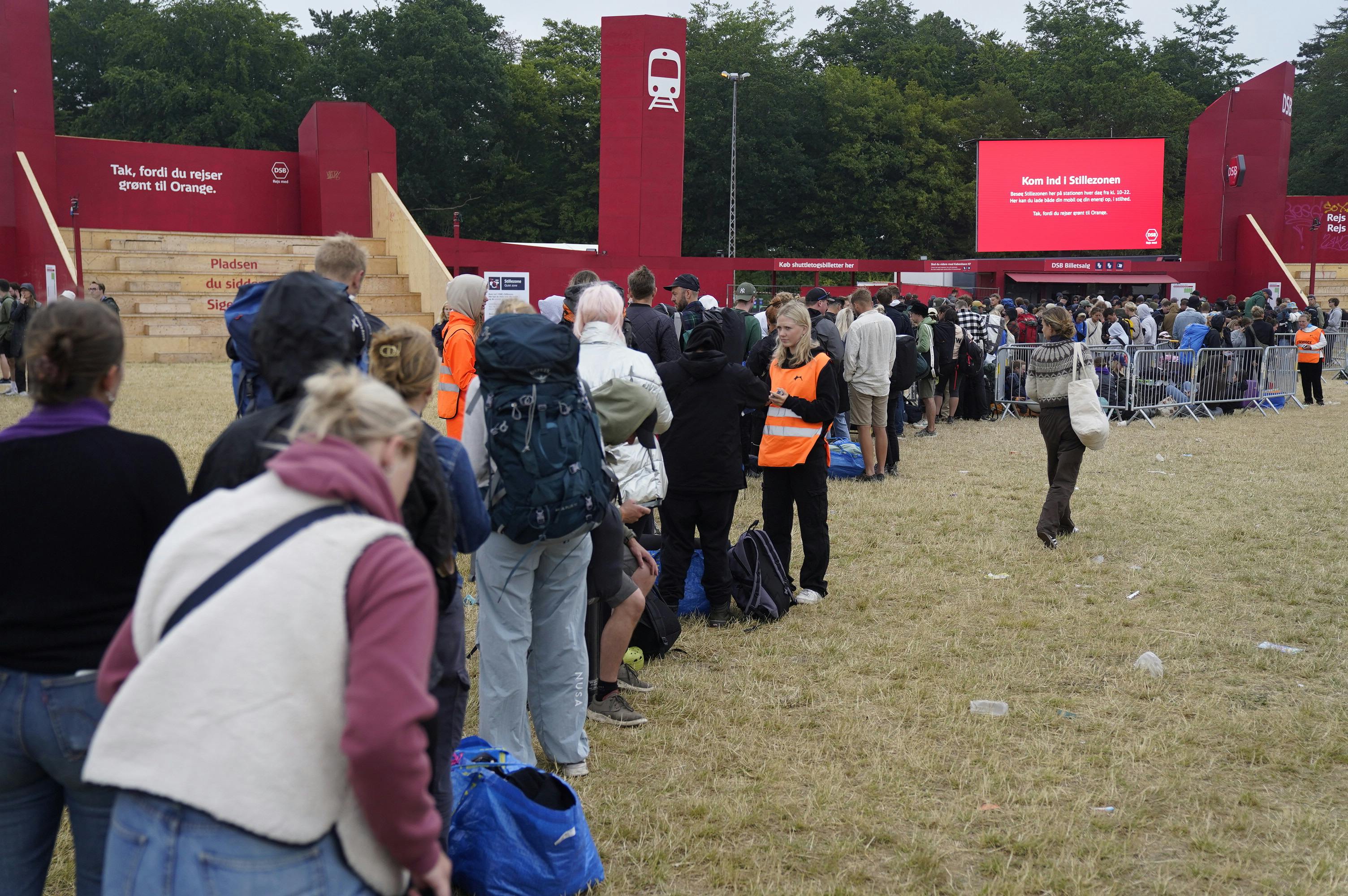Humøret i køen var meget lavt, til gengæld var køen også pisselang. 