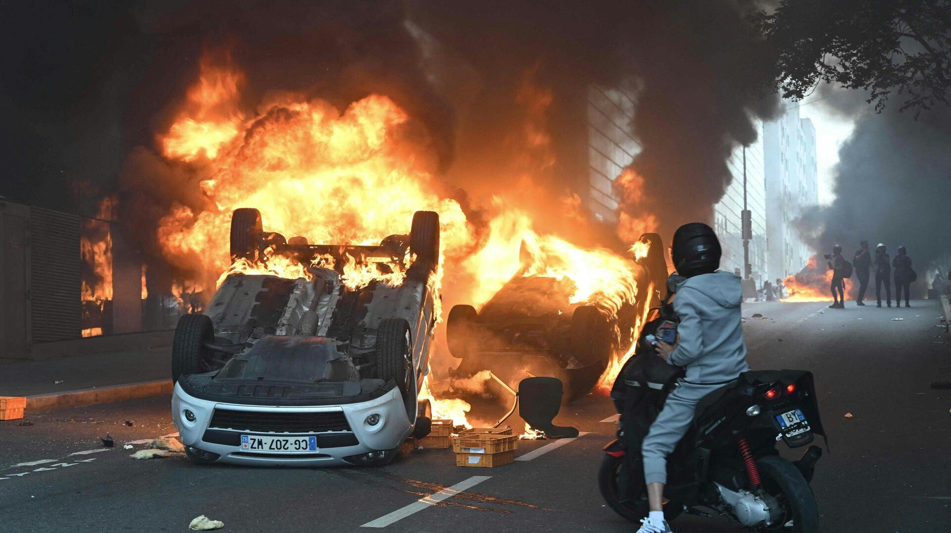 Bedstemoren til den 17-årige Nahel M., der blev dræbt af politiet, vil have stoppet optøjerne.