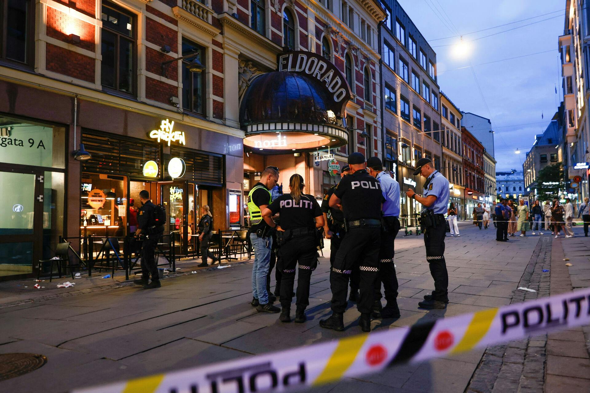 I det centrale Oslo er fem personer blevet såret efter at angreb med machete. 