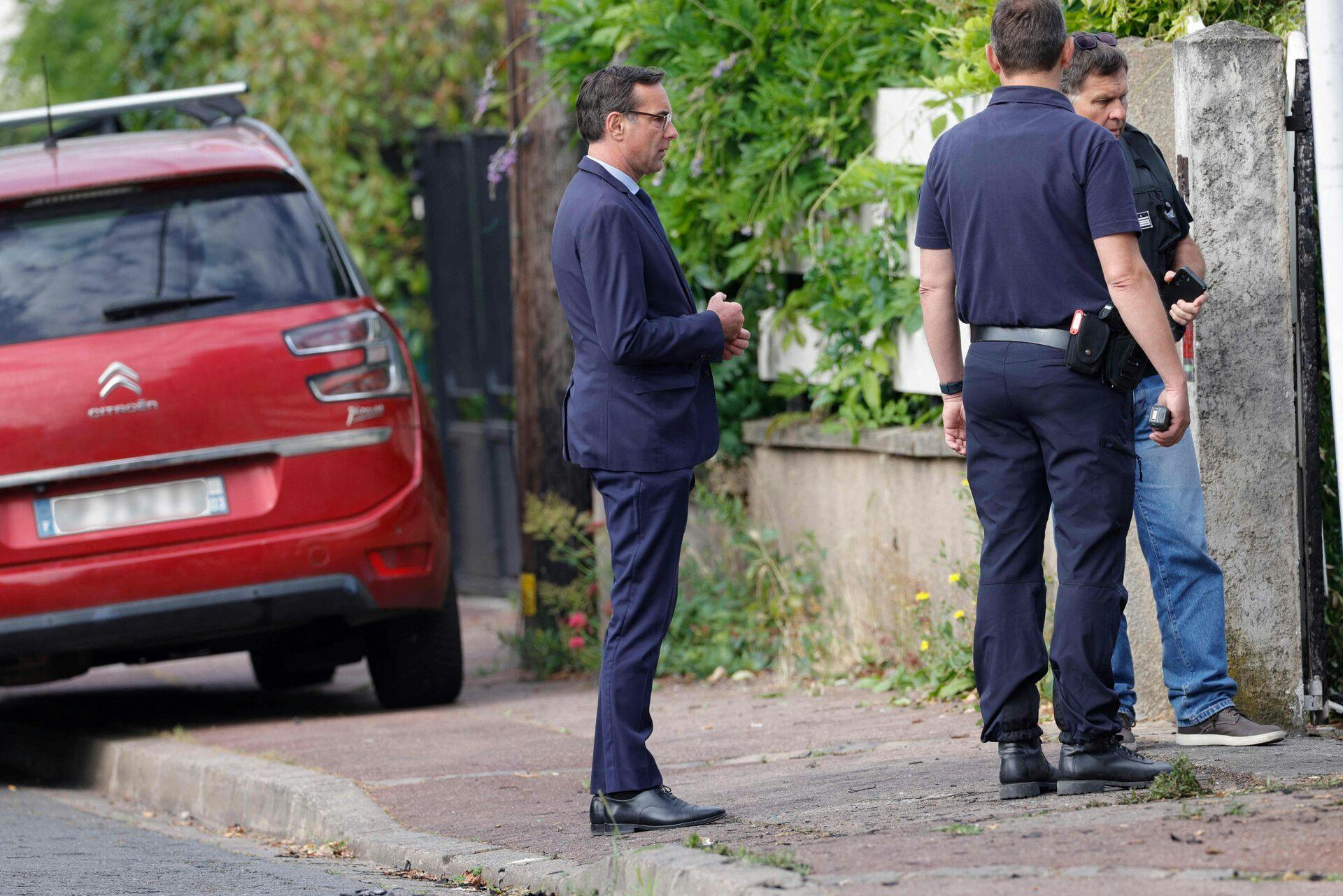 Politiet er til stede ved borgmester Vincent Jeanbruns hus, efter en bil kørte ind i boligen. 