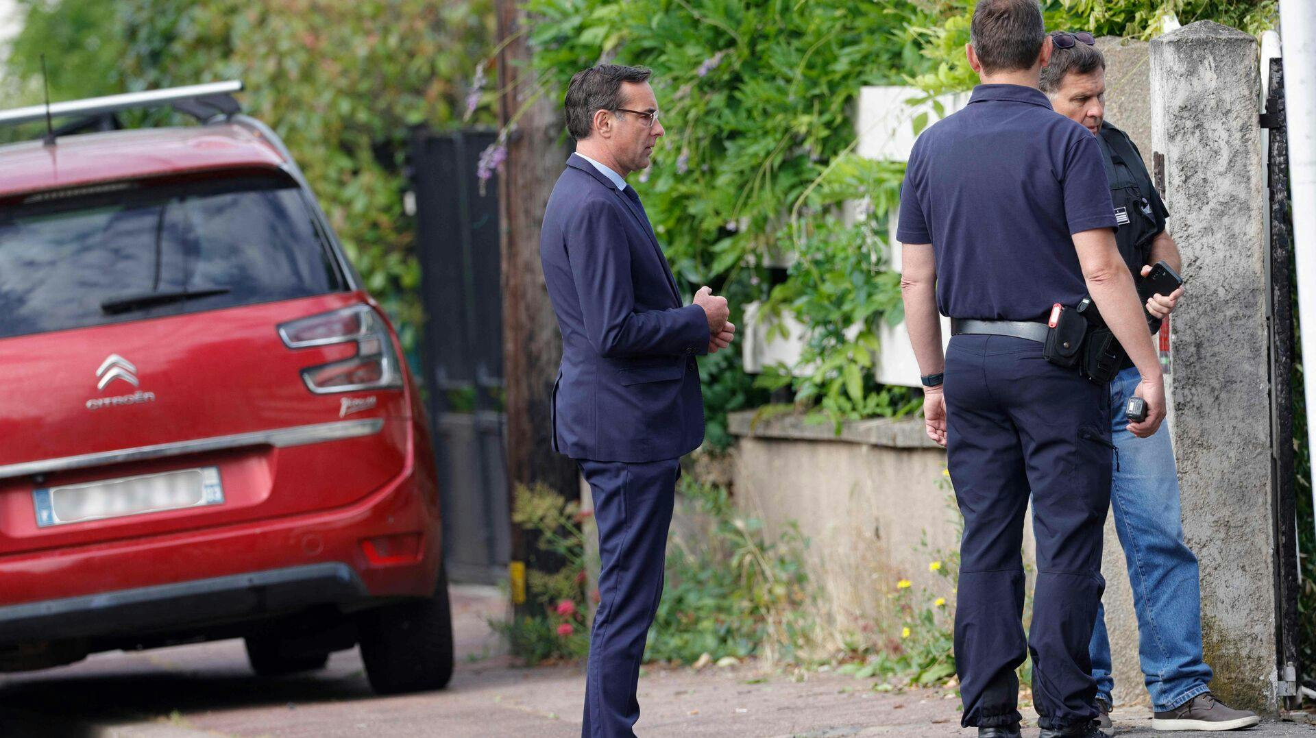 Politiet er til stede ved borgmester Vincent Jeanbruns hus, efter en bil kørte ind i boligen.