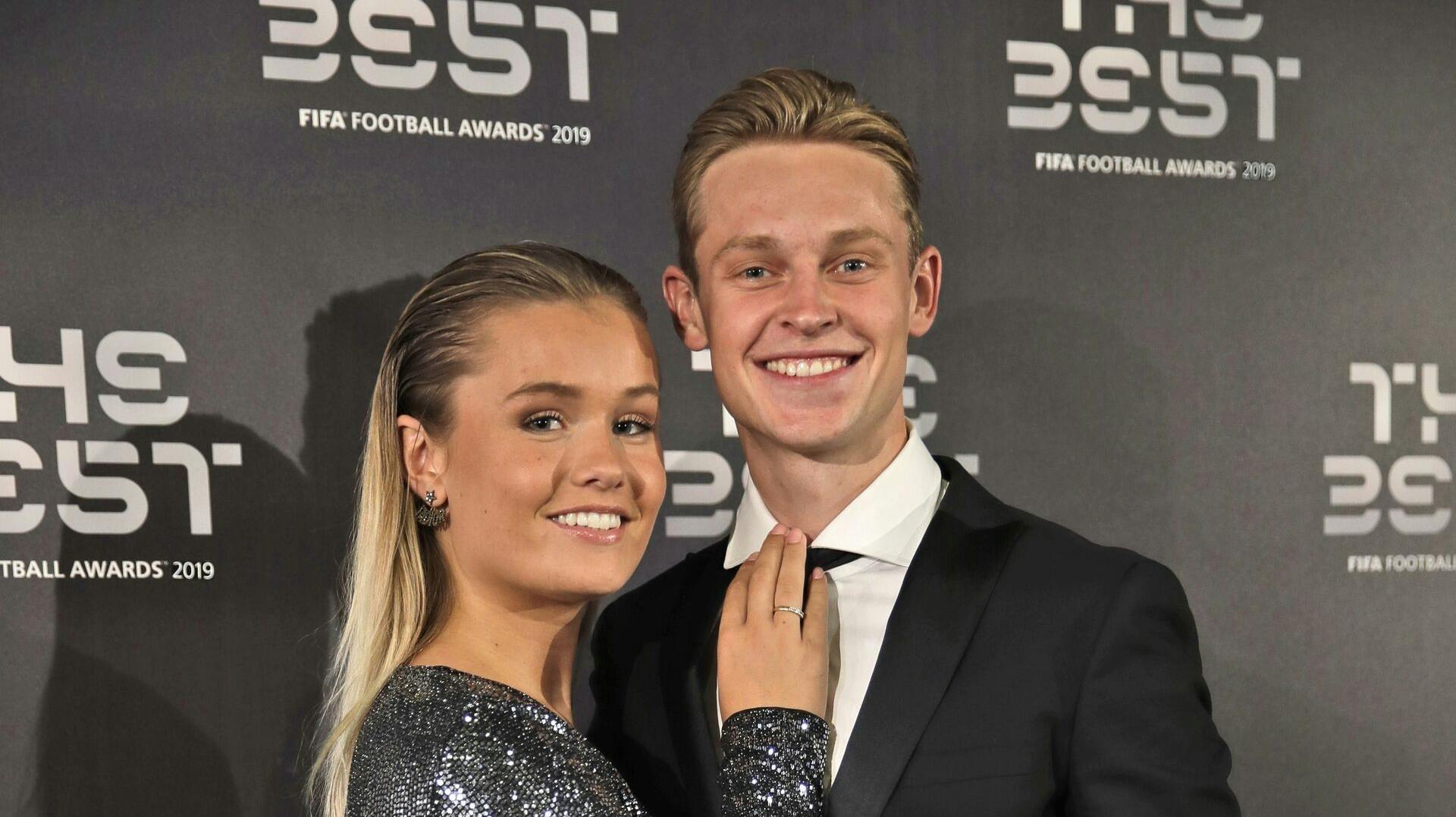 Frenkie de Jong, 26, og Mikky Kiemeney, 25, har afsløret på Instagram, at de skal være forældre for første gang.