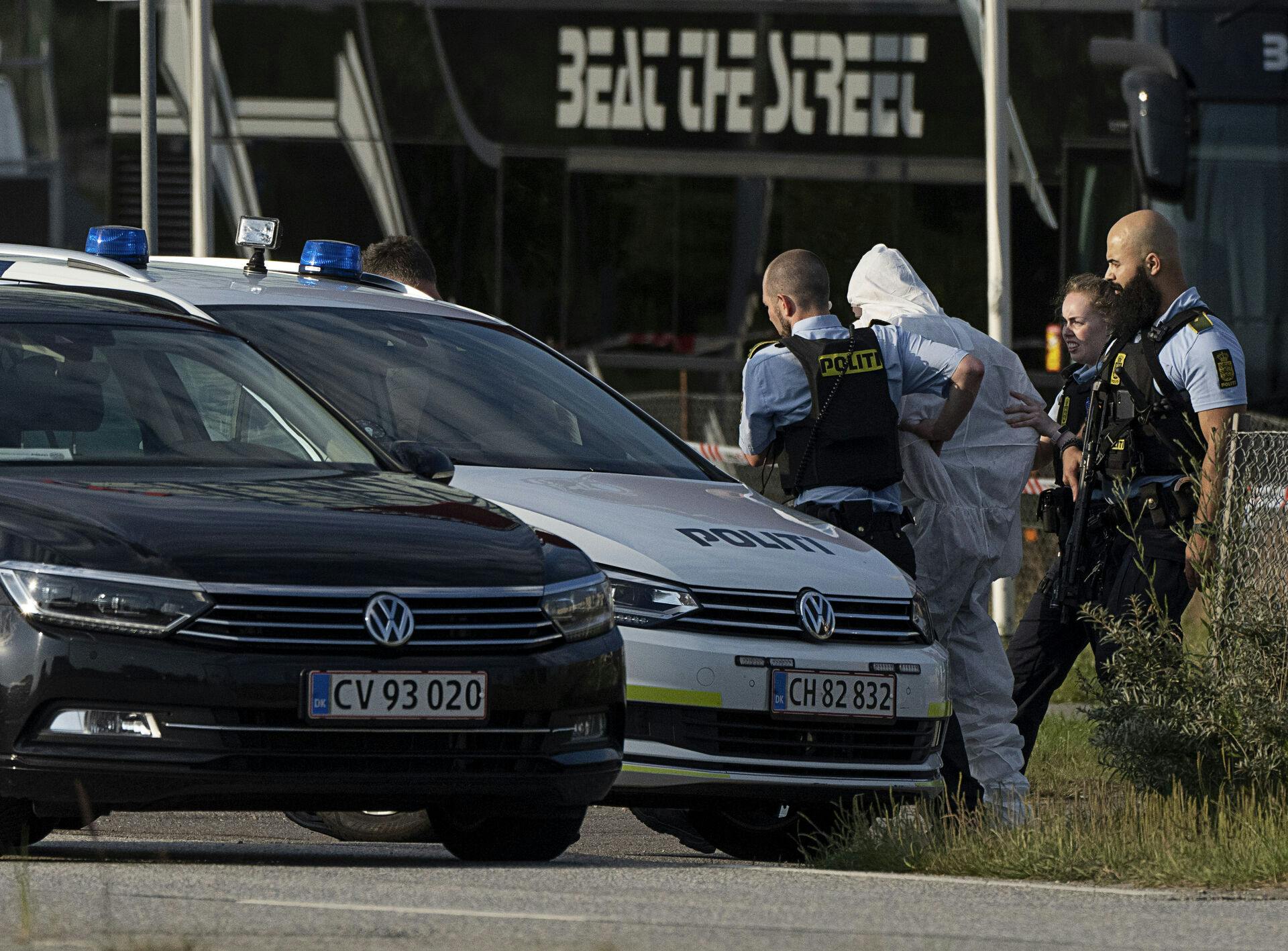 Person føres bort af betjente ved indkøbscenteret Fields i Ørested, søndag den 3. juli 2022. Der er afgivet skud i Shoppingcenteret Fields og flere personer er ramt, ifølge Københavns Politi.. (Foto: Claus Bech/Ritzau Scanpix)