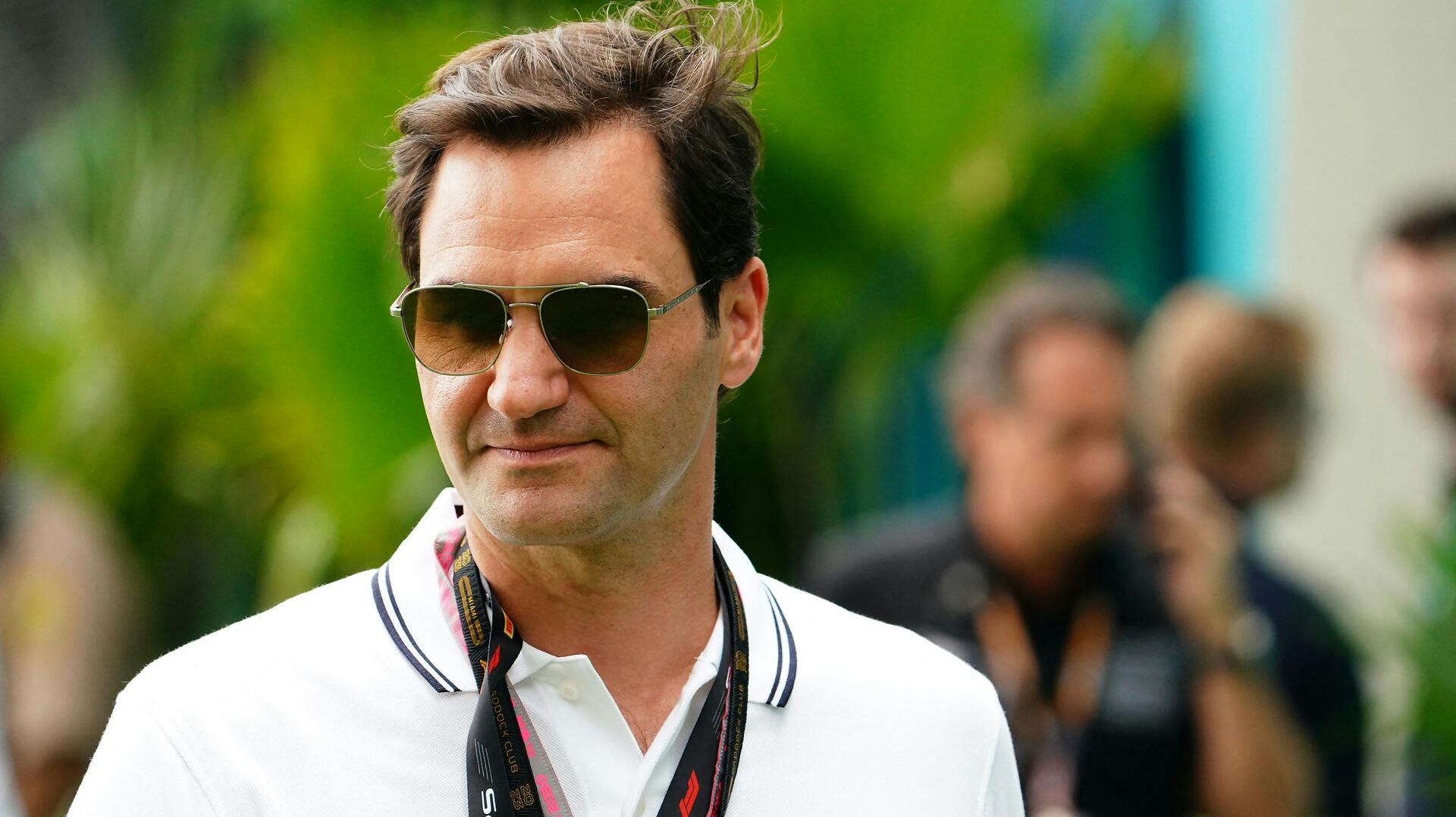 Roger Federer dukkede pludselig op på scenen til Coldplay-koncert i Zürich, hvor han både gav den gas med instrument og sang. 