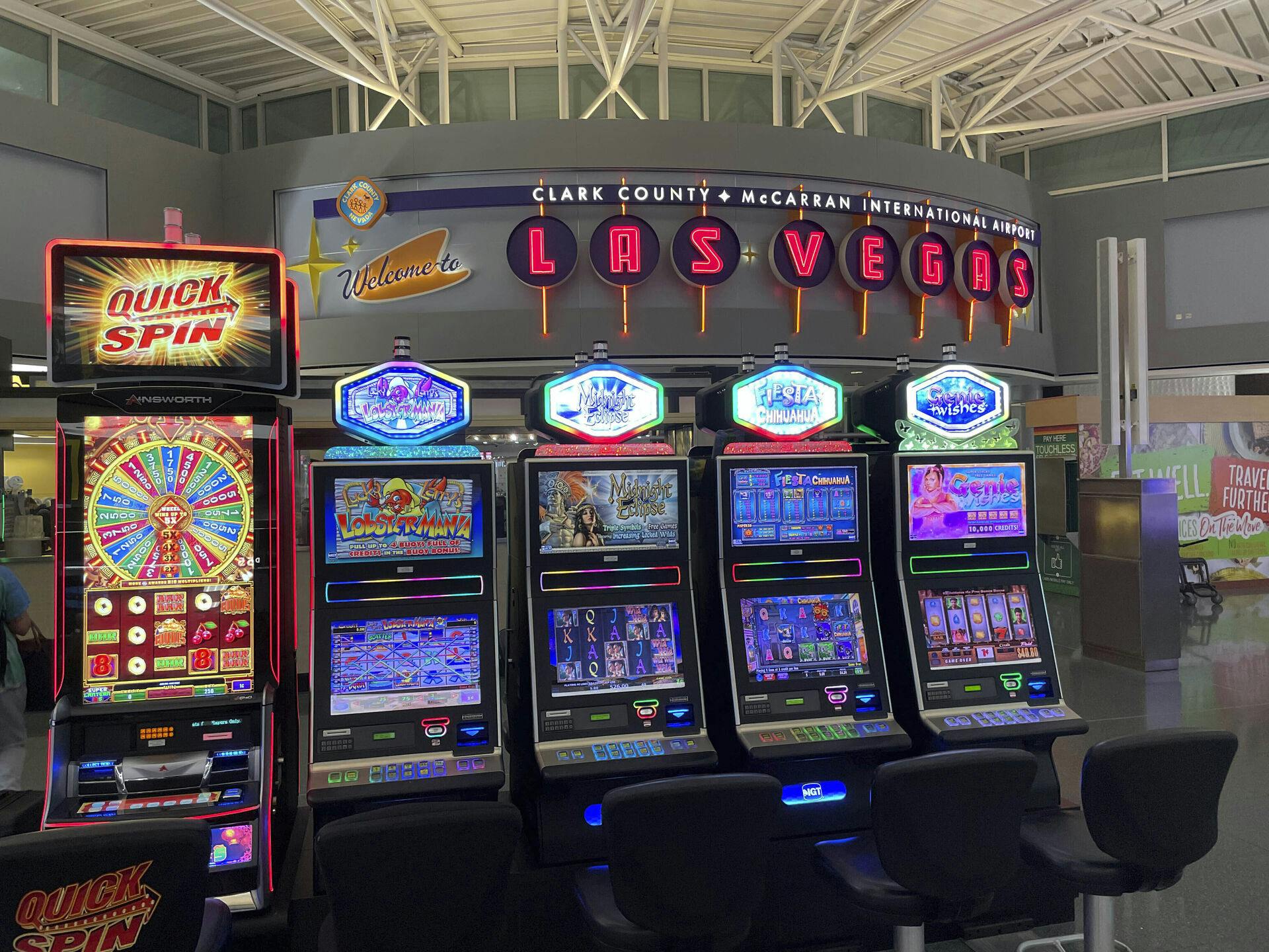 Allerede når man lander i Las Vegas, går det hurtigt op for de rejsende, at her skal der spilles. Og nogle ganske få gange vinder man.