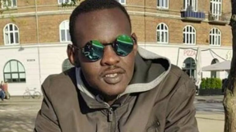 Seriemorderen James Schmidt er ifølge anklageskriftet under sin afsoning blevet udsat for et overfald af fire andre indsatte. 