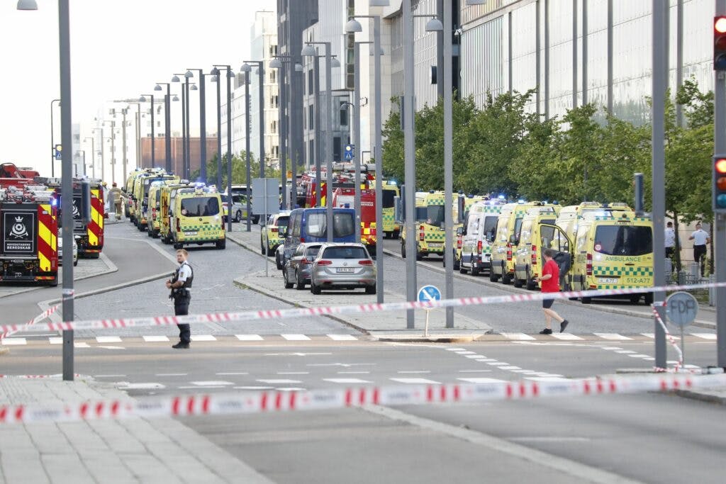 Der blev tilkaldt ambulancer fra både Region Hovedstaden og Region Sjælland, da den nu dømte gik amok i Field's sidste år.
