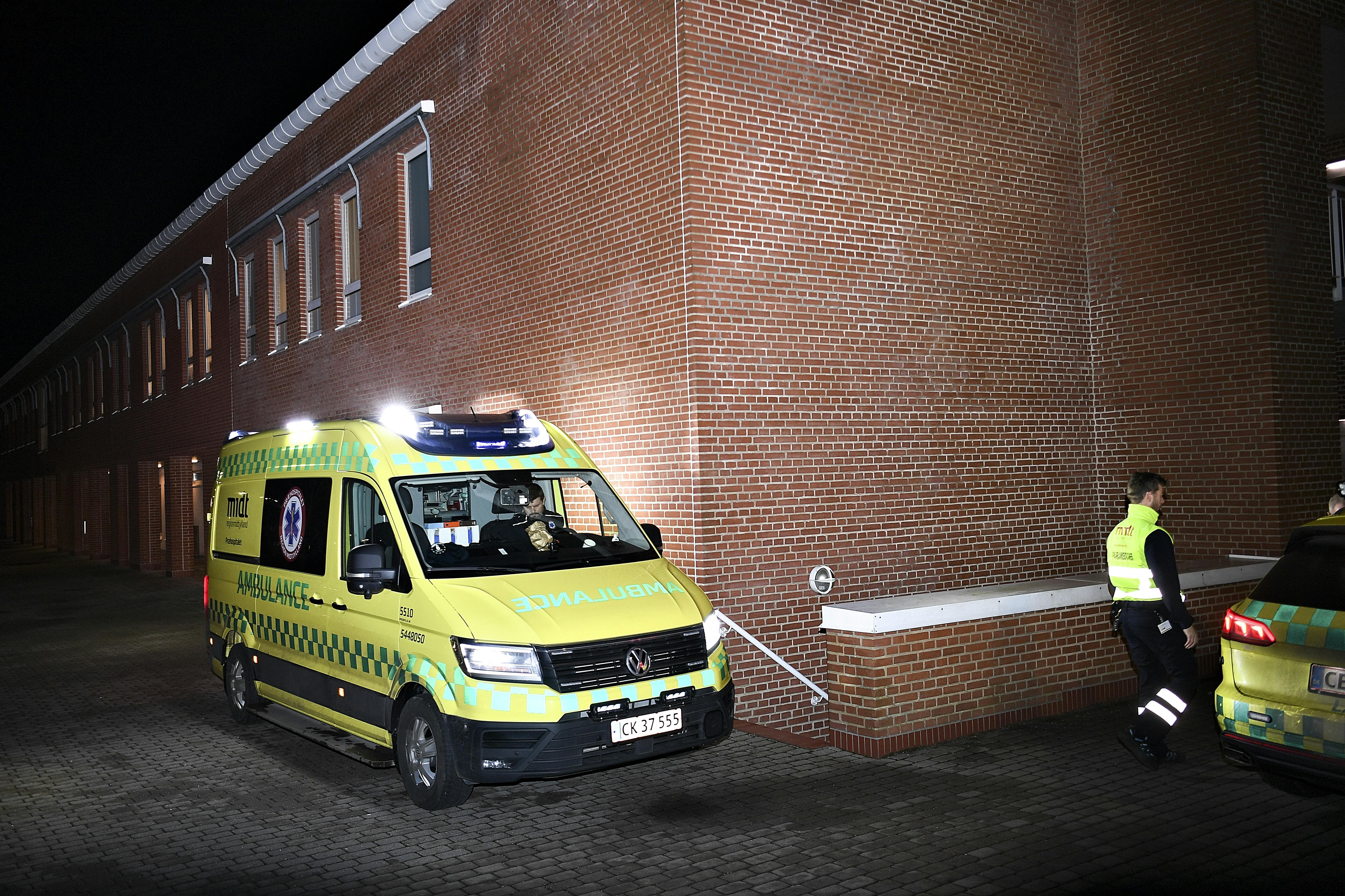 En bilist er kommet alvorligt til skade og er blevet lagt i kunstig koma på Aarhus Universitetshospital i Skejby.