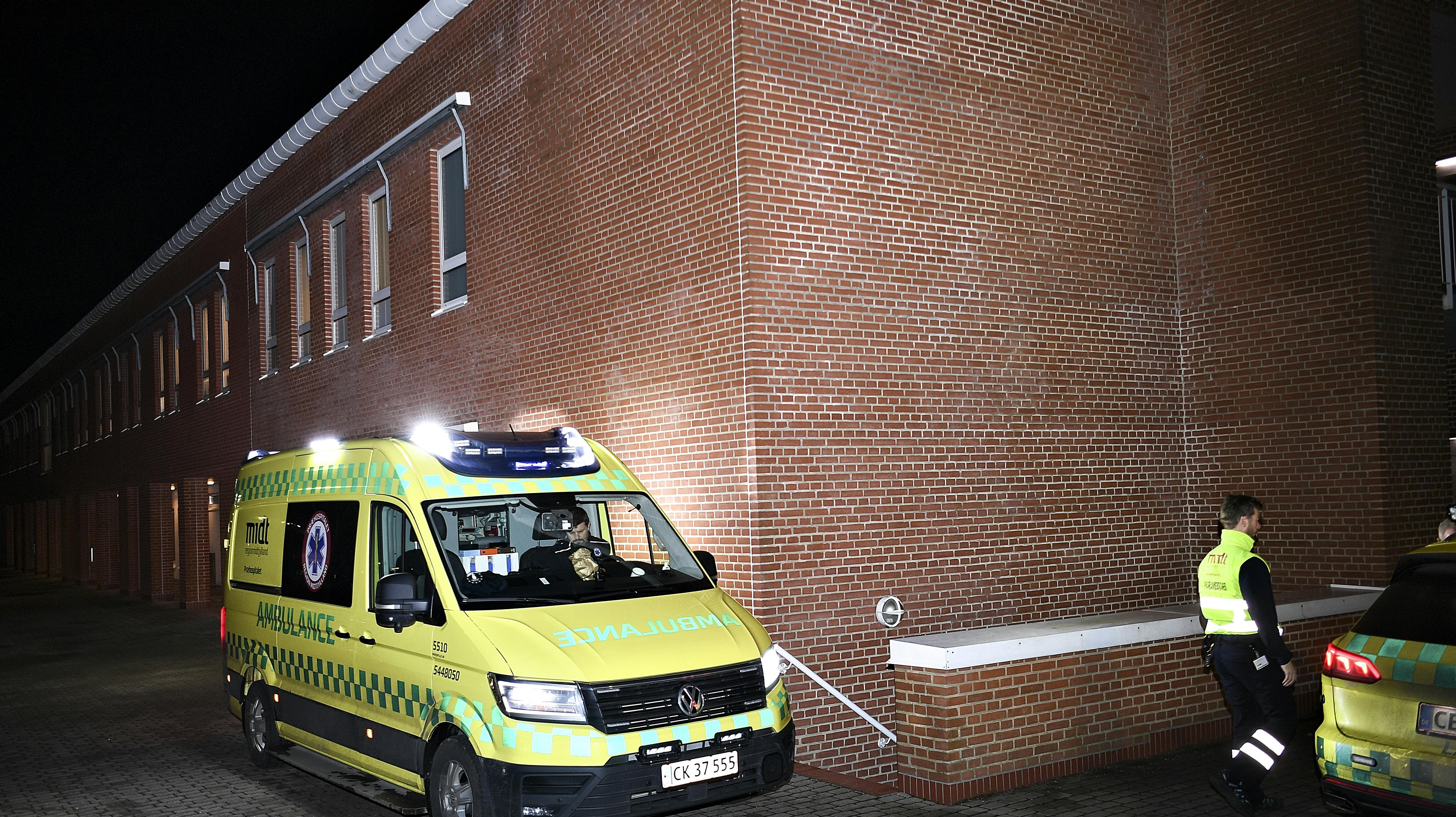 En bilist er kommet alvorligt til skade og er blevet lagt i kunstig koma på Aarhus Universitetshospital i Skejby.