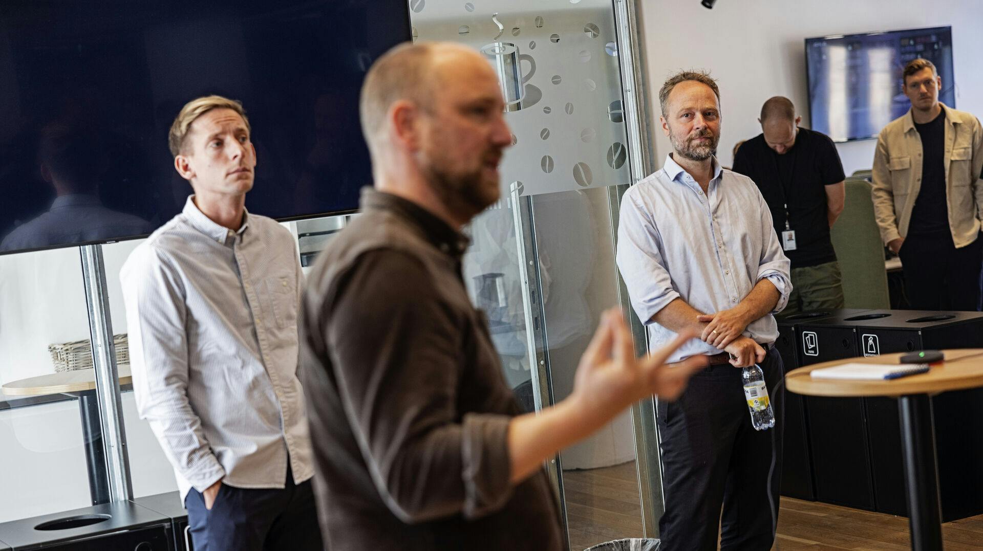 Asger Juhl (t.h.) er færdig som journalistisk chefredaktør på Ekstra Bladet.