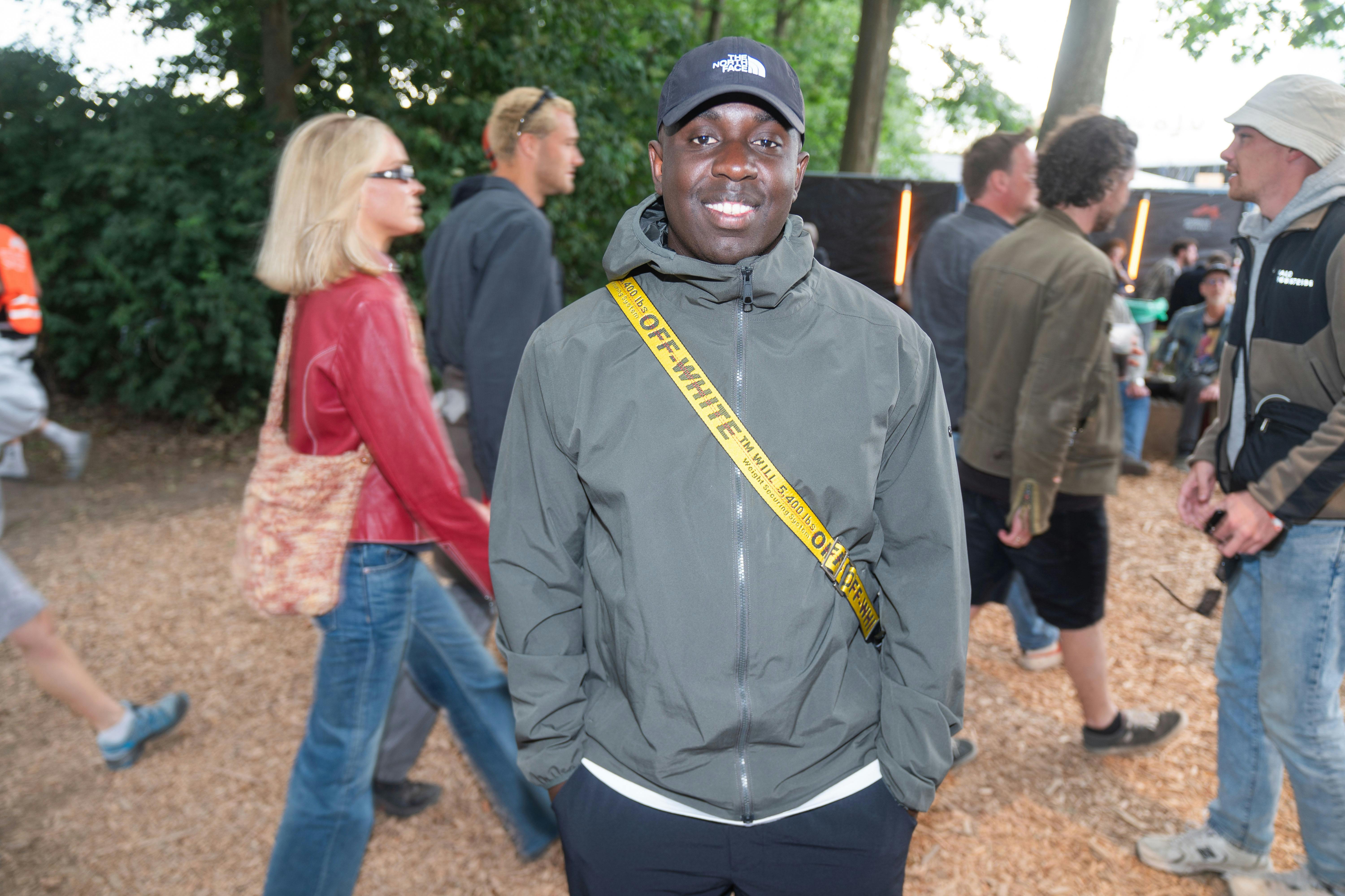 Melvin Kakooza har netop været med til Roskilde Festivalen 2023. Nu bliver han vært for "sin helt egen".