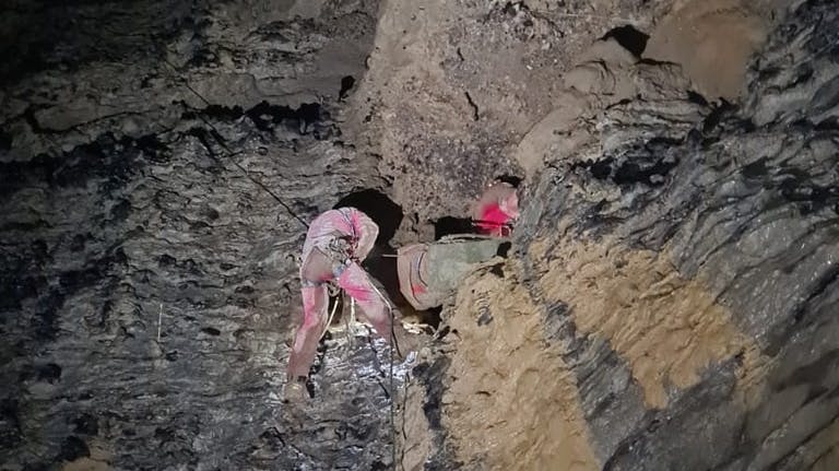 Det er ikke nemt at komme sikkert ned til den nødstedte kvinde.