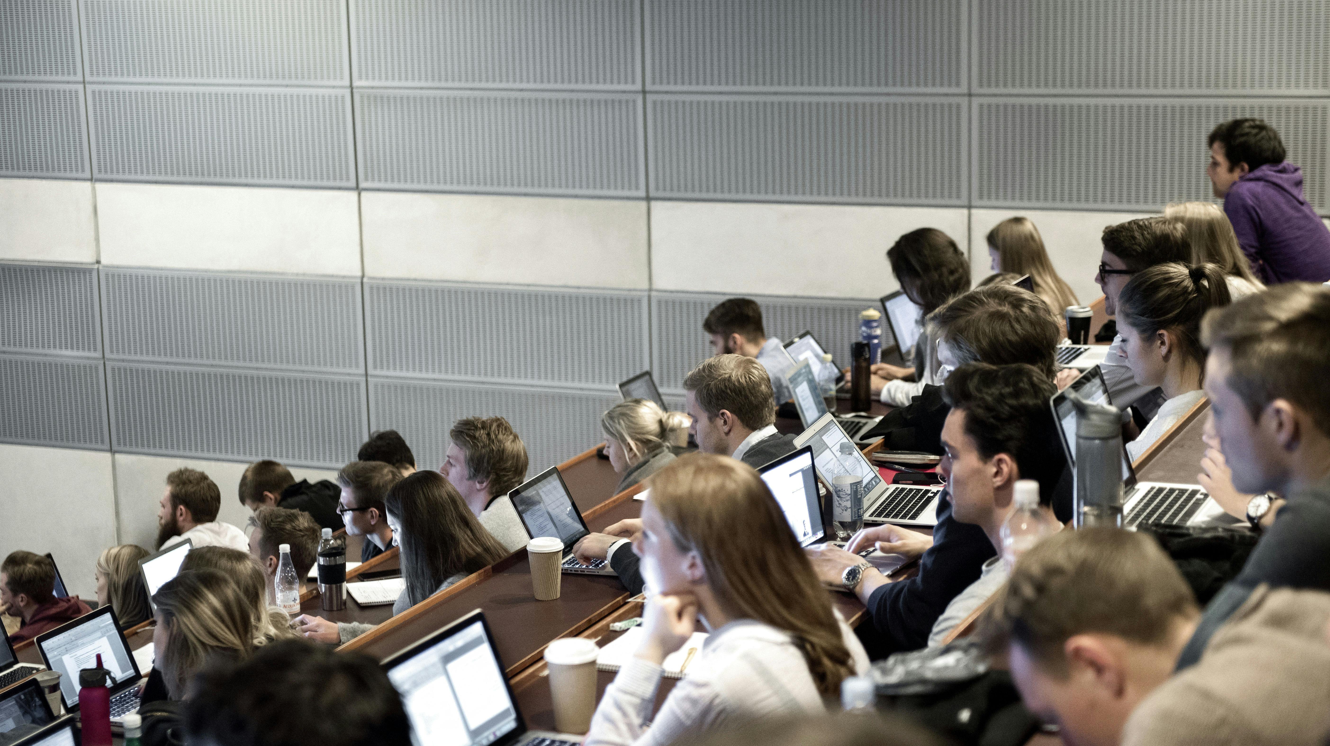 Selv om antallet af ansøgere er steget fem procent i forhold til sidste år, er man ikke imponeret hos Dansk Industri (DI).