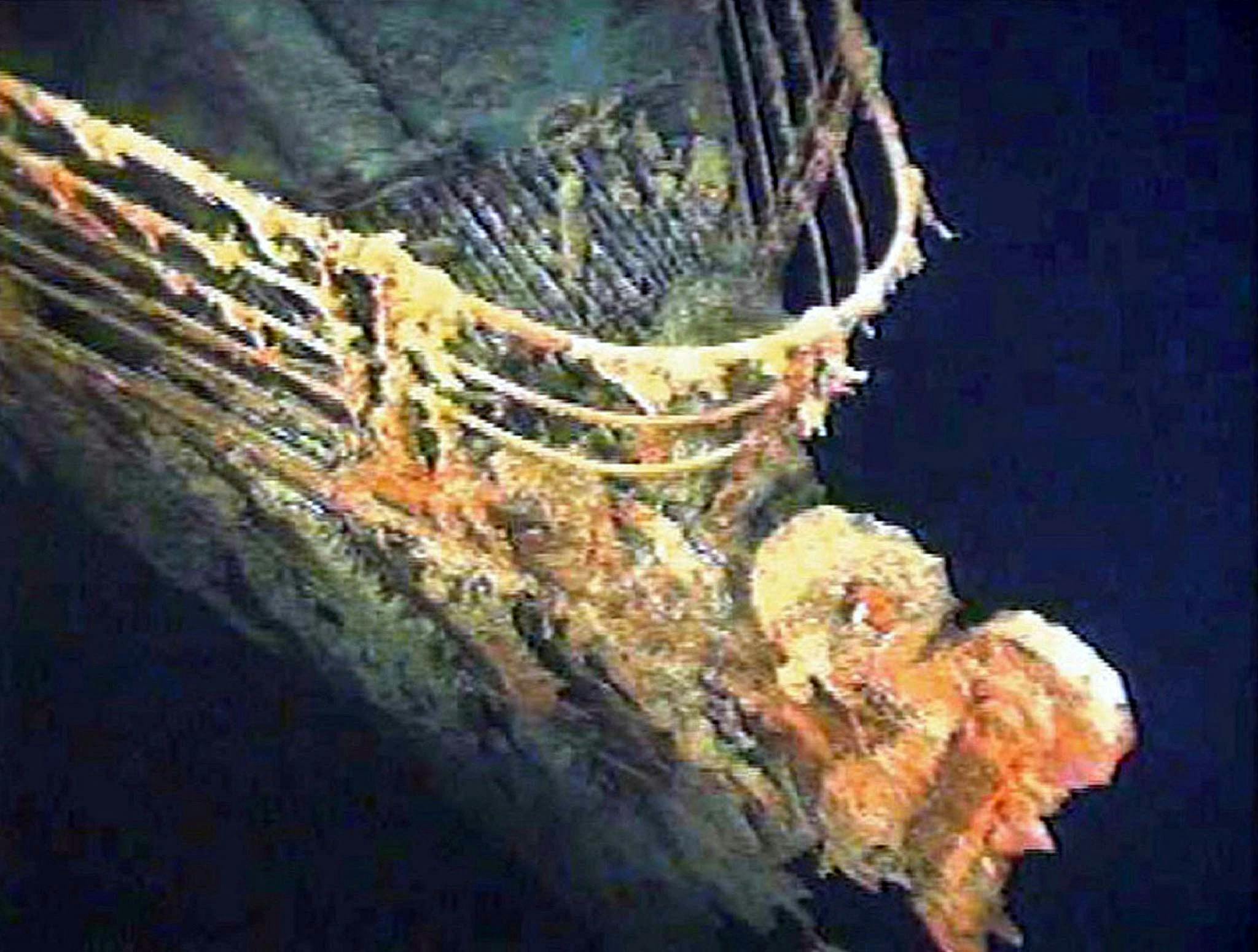 FILE PHOTO: The port bow railing of the Titanic lies in 12, 600 feet of water about 400 miles east of Nova Scotia as photographed earlier this month as part of a joint scientific and recovery expedition sponsored by the Discovery Channel and RMS Titantic. Scientists plan to illuminate and then raise the hull section of this legendary ocean liner later this month. Reuters/File photo/File Photo. (Foto: Stringer ./Ritzau Scanpix)
