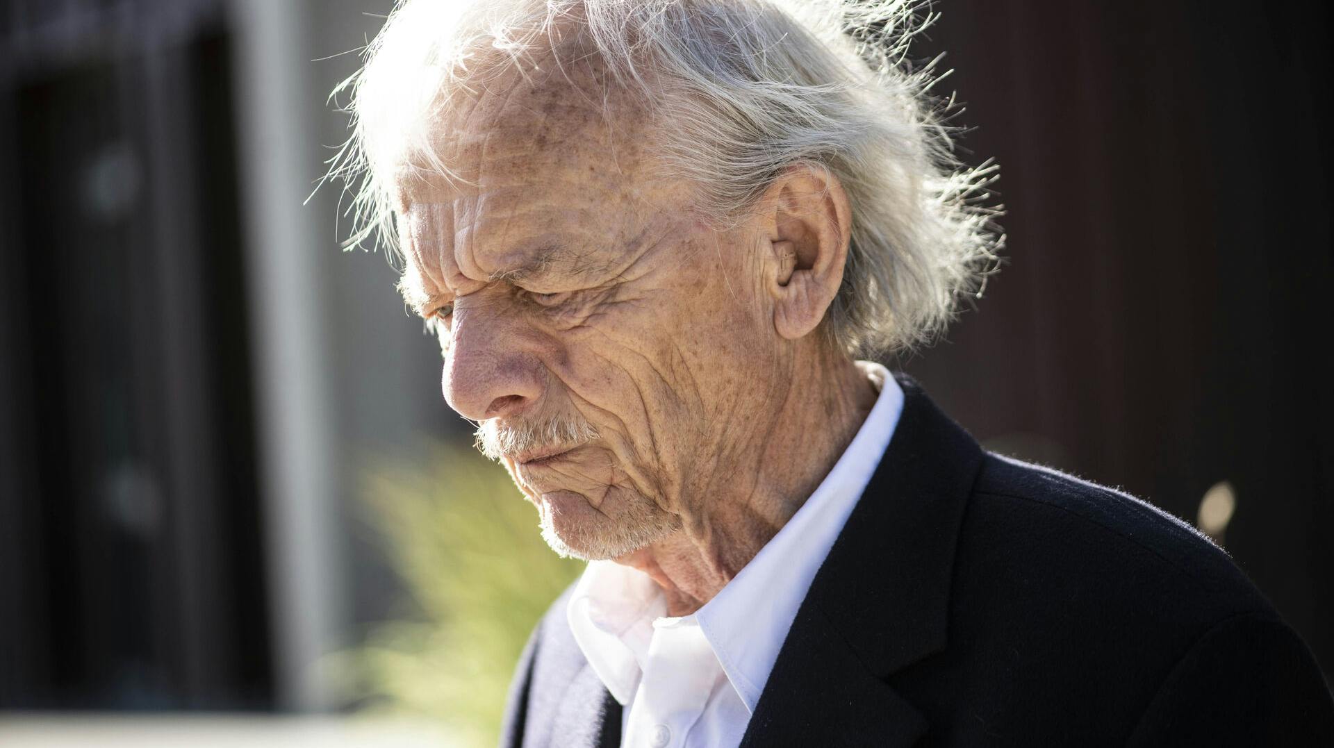 Svend Lings arrives, Demonstration supports suicide doctor Svend Lings in front of the district court in Svendborg, Wednesday 28 June 2023. Svend Lings is accused of having helped a person commit suicide. (Photo: Tim Kildeborg Jensen/Ritzau Scanpix)
