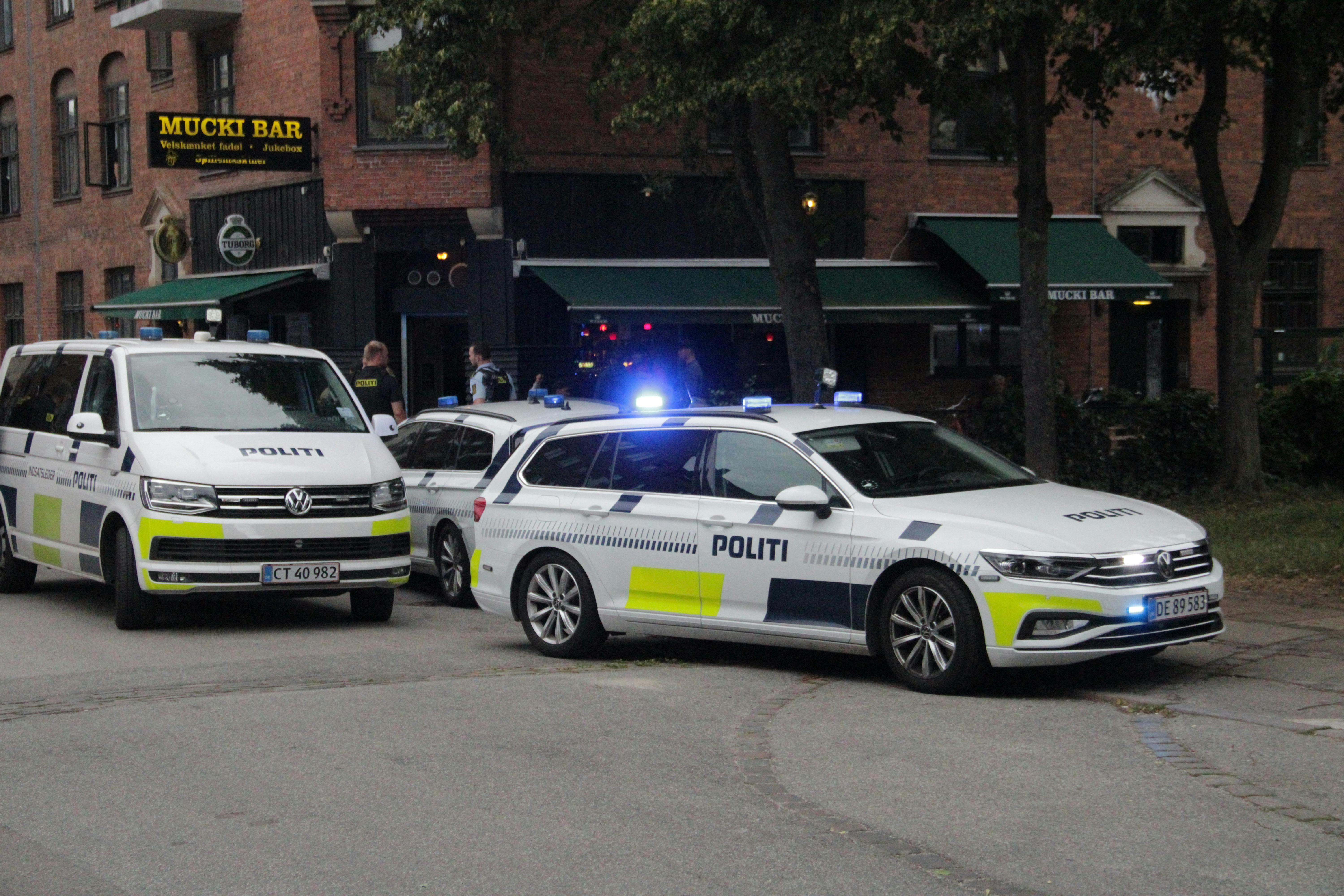 Politiet er onsdag aften mødt talstærkt op ved Mucki Bar efter tumult mellem to personer.