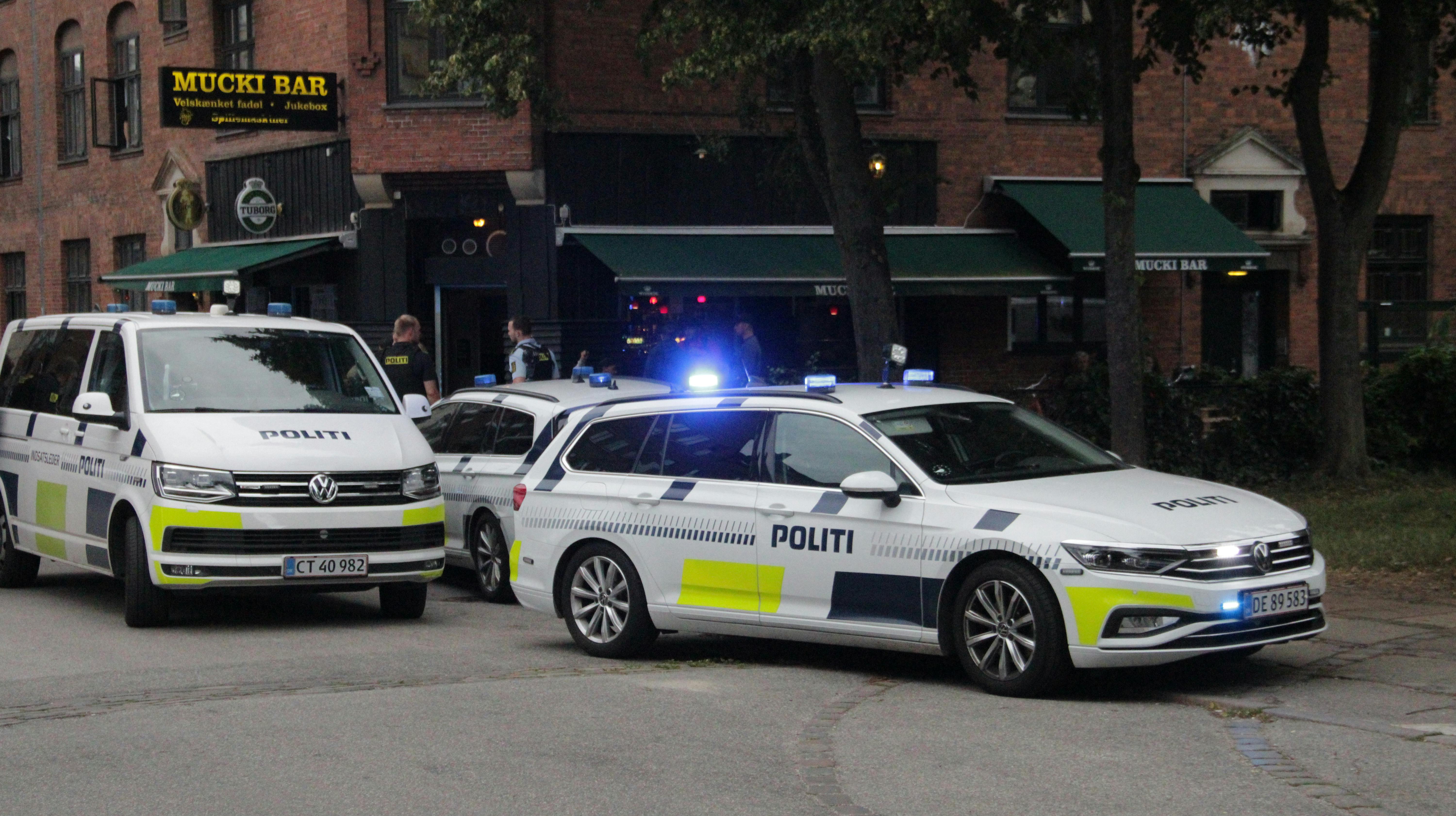 Politiet er onsdag aften mødt talstærkt op ved Mucki Bar efter tumult mellem to personer.