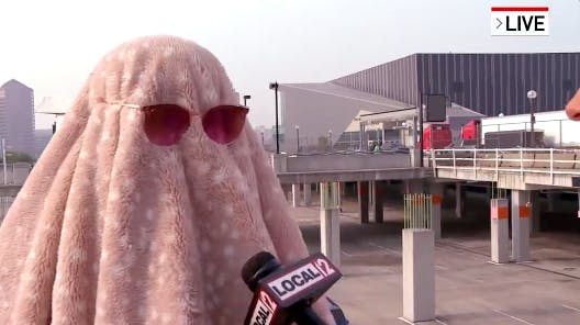 Iført tæppe og solbriller kunne denne Taylor Swift-fan nyde koncerten – imens troede hendes arbejdsplads, at hun lå syg derhjemme. 