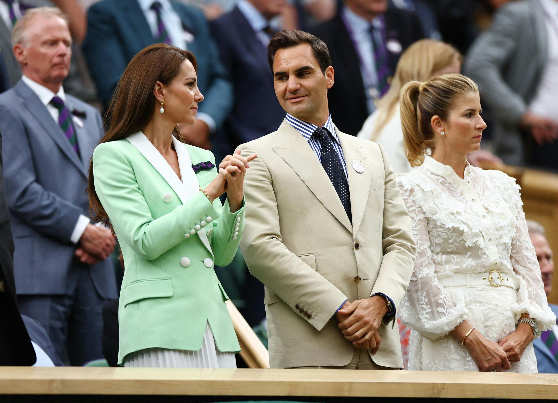 Roger Federer sammen med prinsesse Kate (tv.) og fruen Mirka Federer (th.).