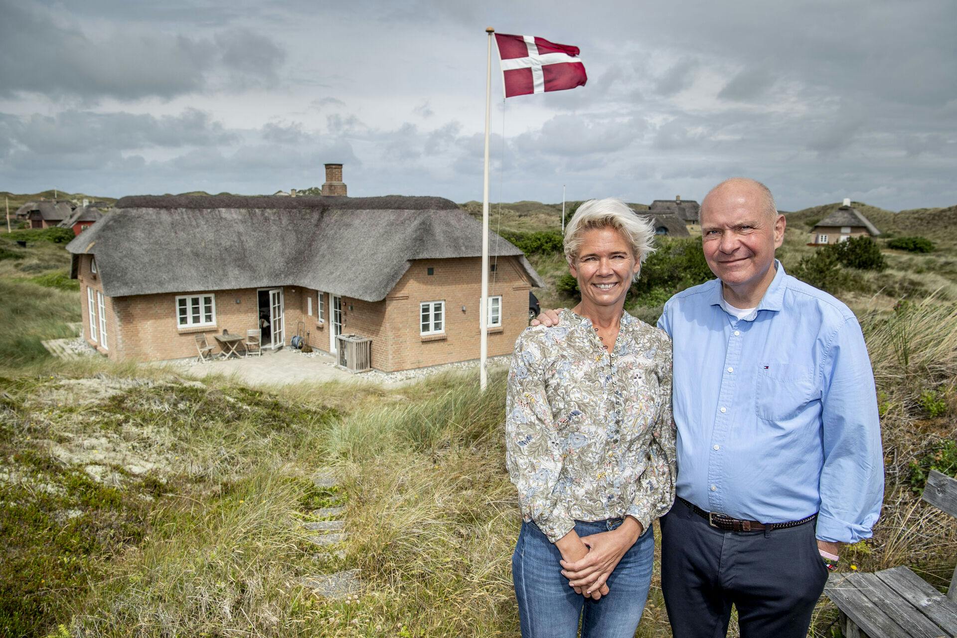 Folketingets formand, Søren Gade, i sommerhuset i Vedersø sammen med kæresten Marianne.
