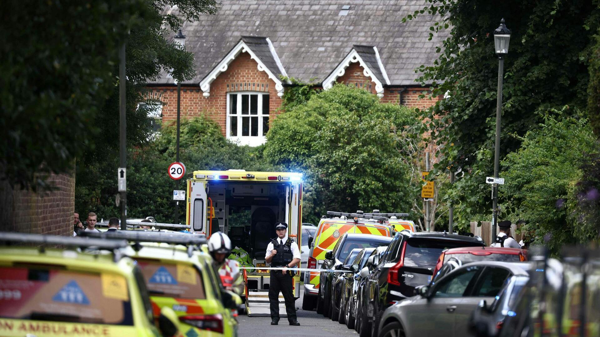 En otteårig pige har mistet livet efter en 40-årig kvinde har kørt en Land Rover ind i en engelsk skole i Wimbledon.