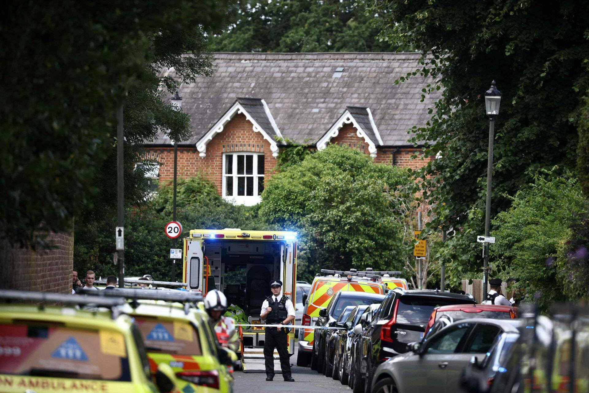 En otteårig pige har mistet livet efter en 40-årig kvinde har kørt en Land Rover ind i en engelsk skole i Wimbledon.