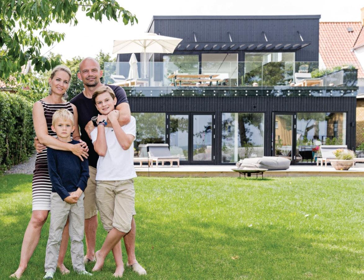 Familien Heick ved deres madhus Rå i Allinge.