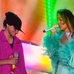 Emme med mor, Jennifer Lopez, på scenen.