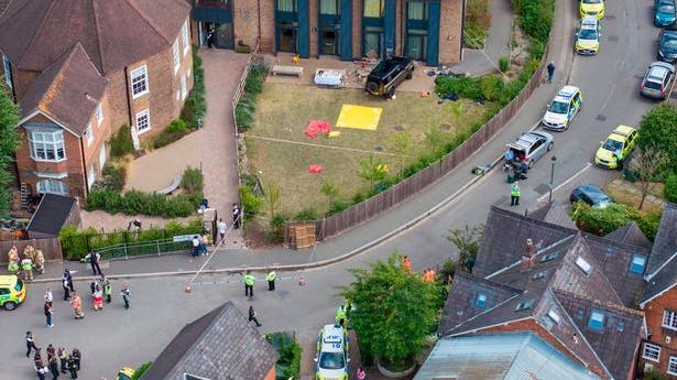 På Twitter kan man se billeder af skolens område oppe fra. Her fornemmer man bilens rute. 