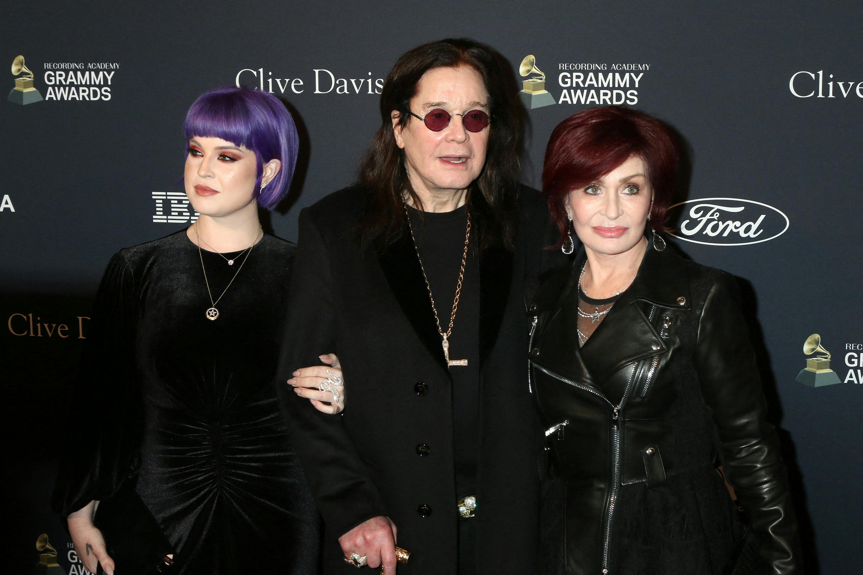 Her ses Sharon Osbourne med datteren Kelly og gemalen Ozzy tilbage i 2020. 