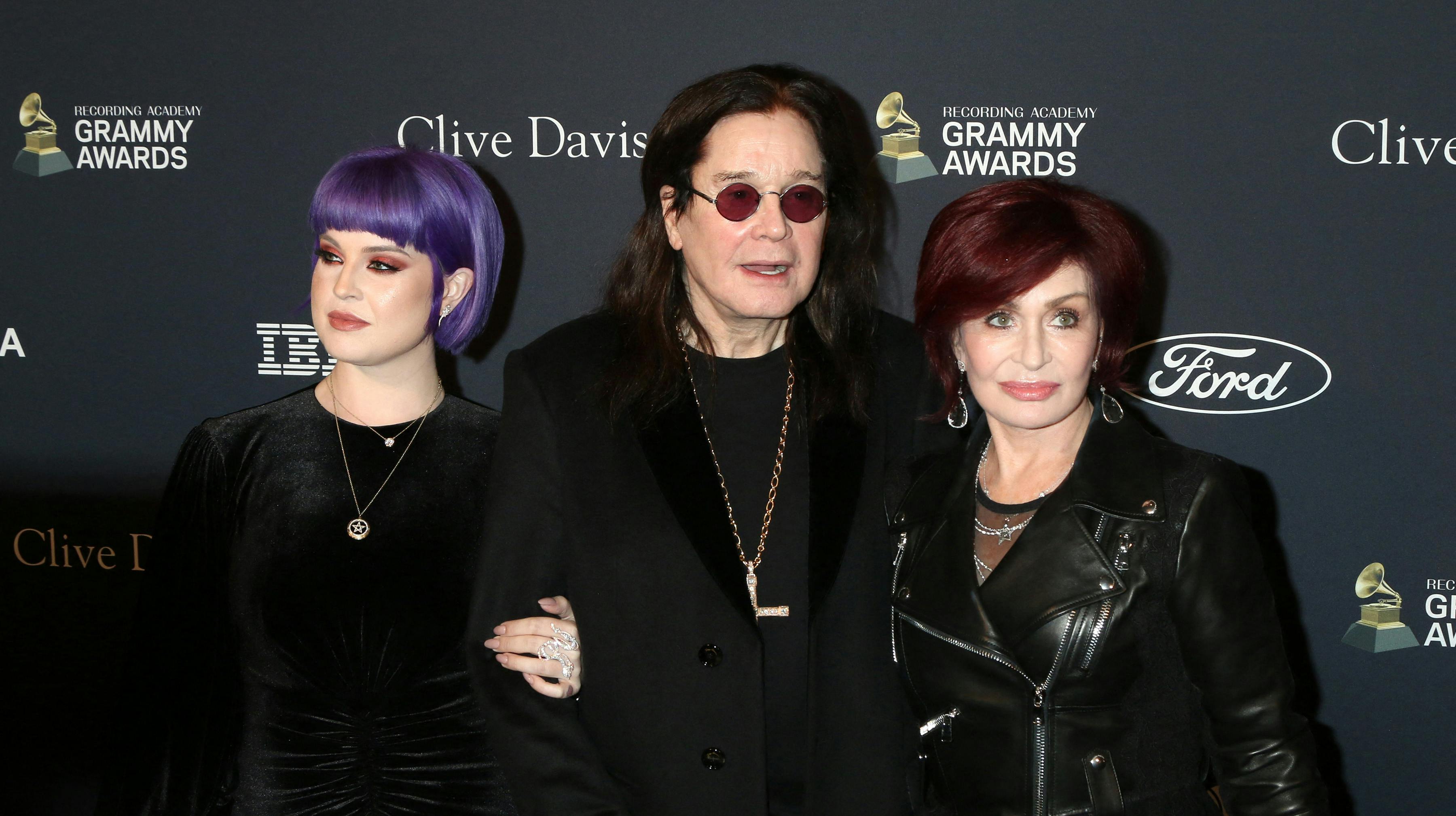 Her ses Sharon Osbourne med datteren Kelly og gemalen Ozzy tilbage i 2020.