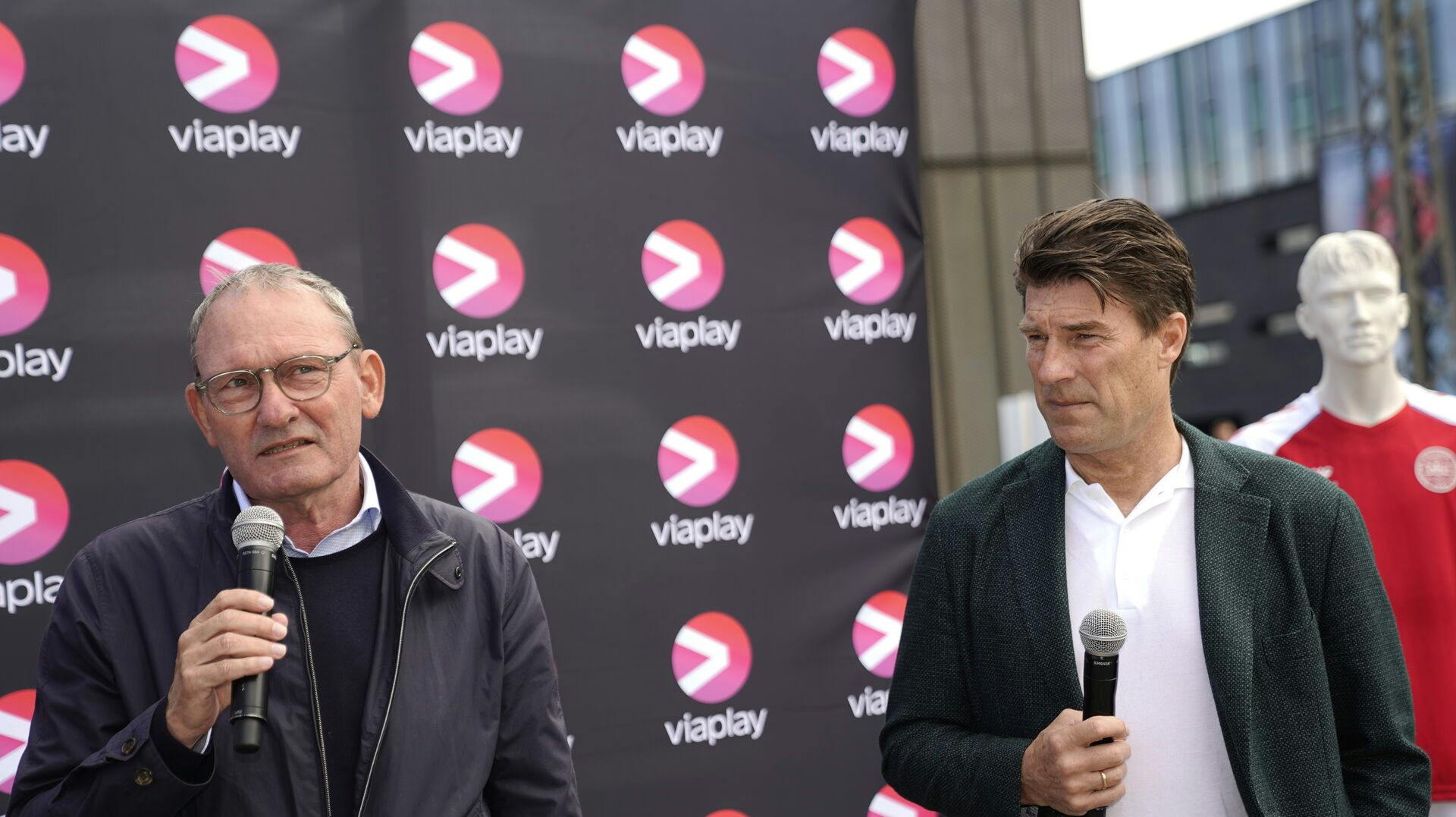 Preben Elkjær og Michael Laudrup er nogle af de personer, der arbejder for Viaplay Group. Nu skal firmaet halvere deres ansatte. 