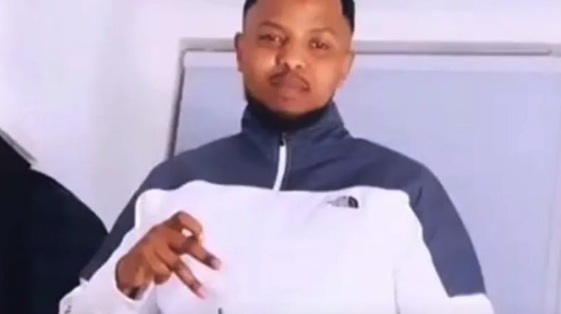 25-årige Abukar Hassan Ali, der rappede under navnet Schmur, blev skudt og dræbt på Jydsk Væddeløbsbane i 2020 - nu går 43-årig mand fri, da retten kalder de dræbende skud for nødværge.