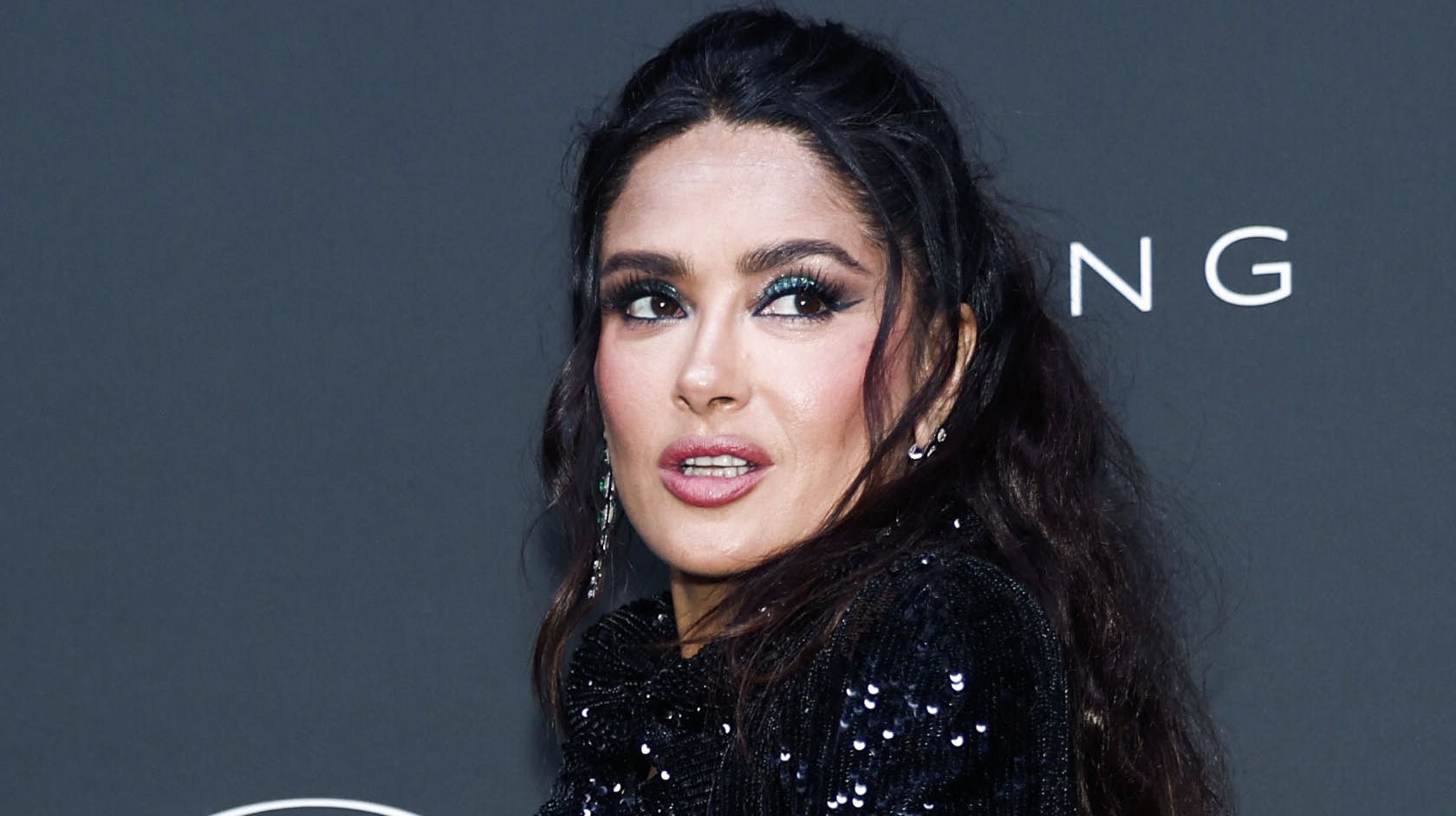 56-årige Salma Hayek viser, at hun bestemt ikke er pensionsmoden.