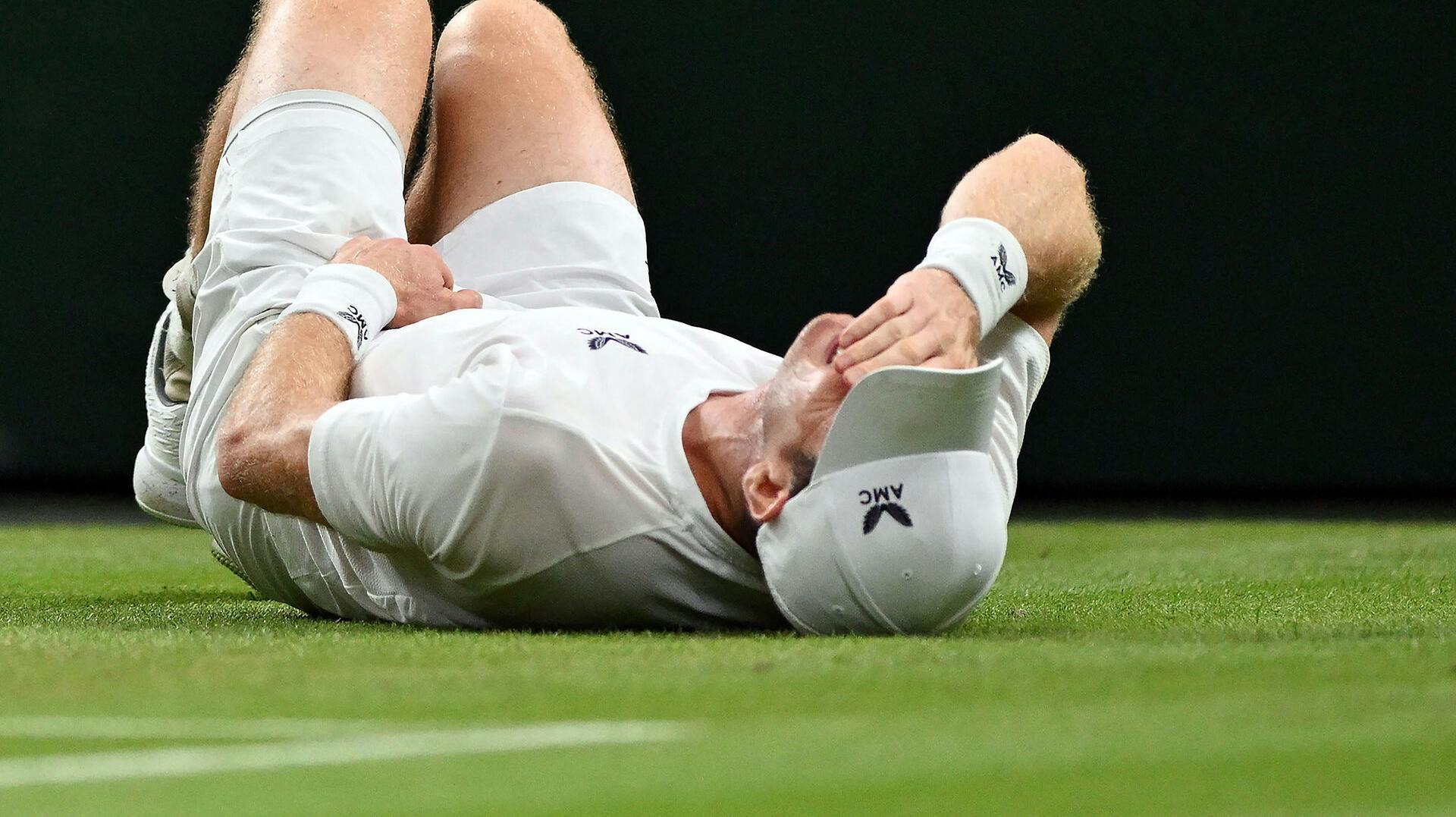 Der gik et gys gennem tilskuerne på Centre Court sent torsdag aften, da hjemmebanefavoritten Andy Murray gled i græsset.