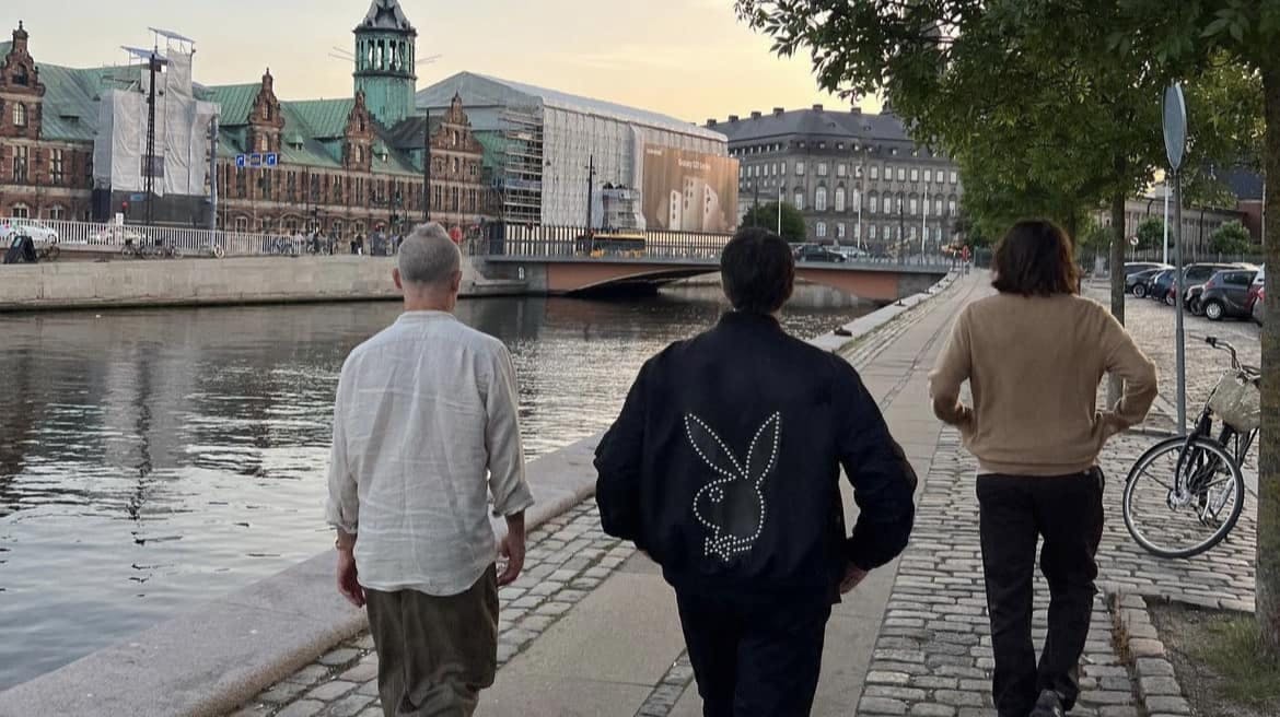 Det californiske funkrockband Red Hot Chili Peppers slentrer rundt i København.