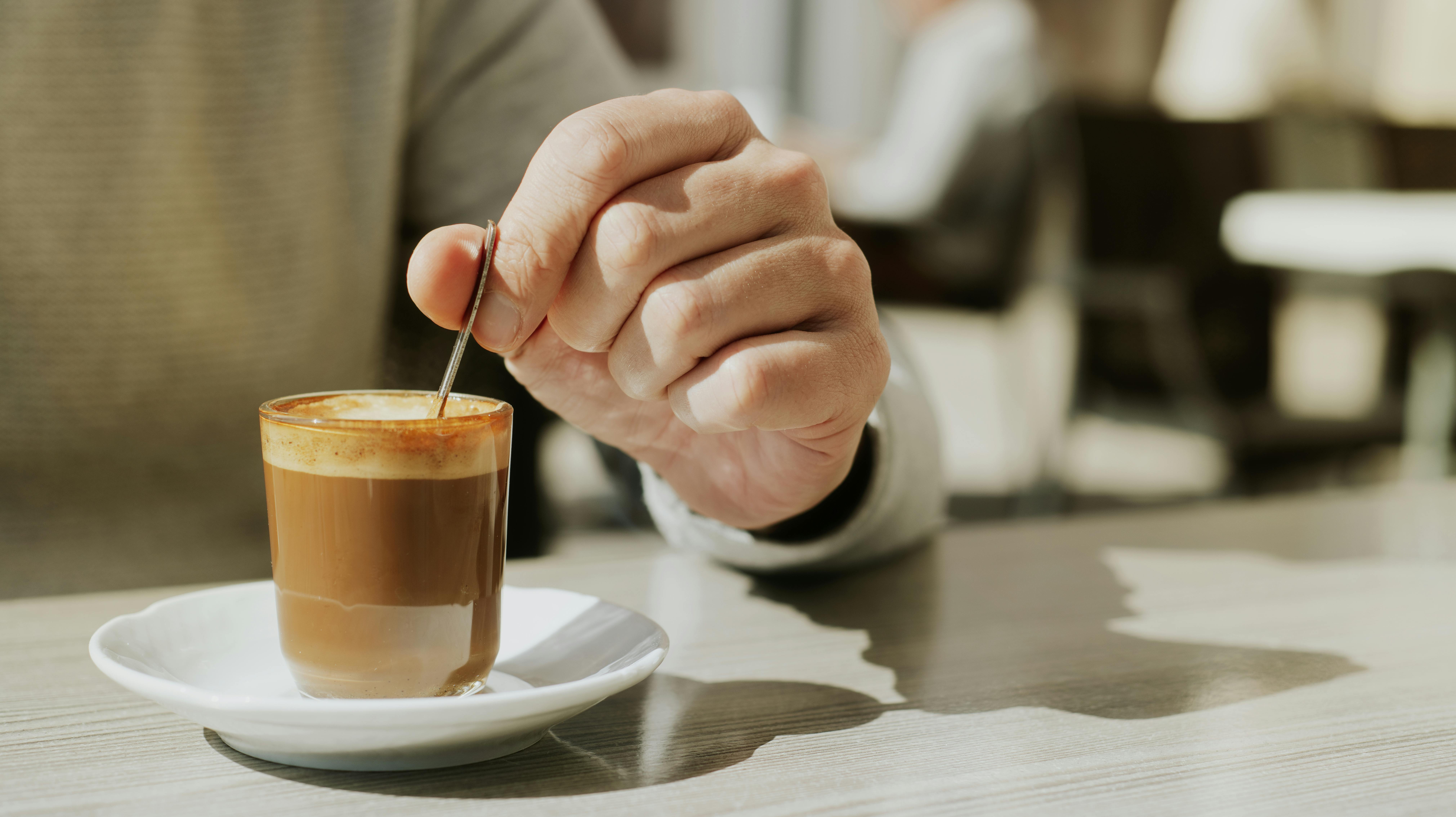 Det var bestemt ikke mælk, en britisk læge kom i en kvindes kaffe.