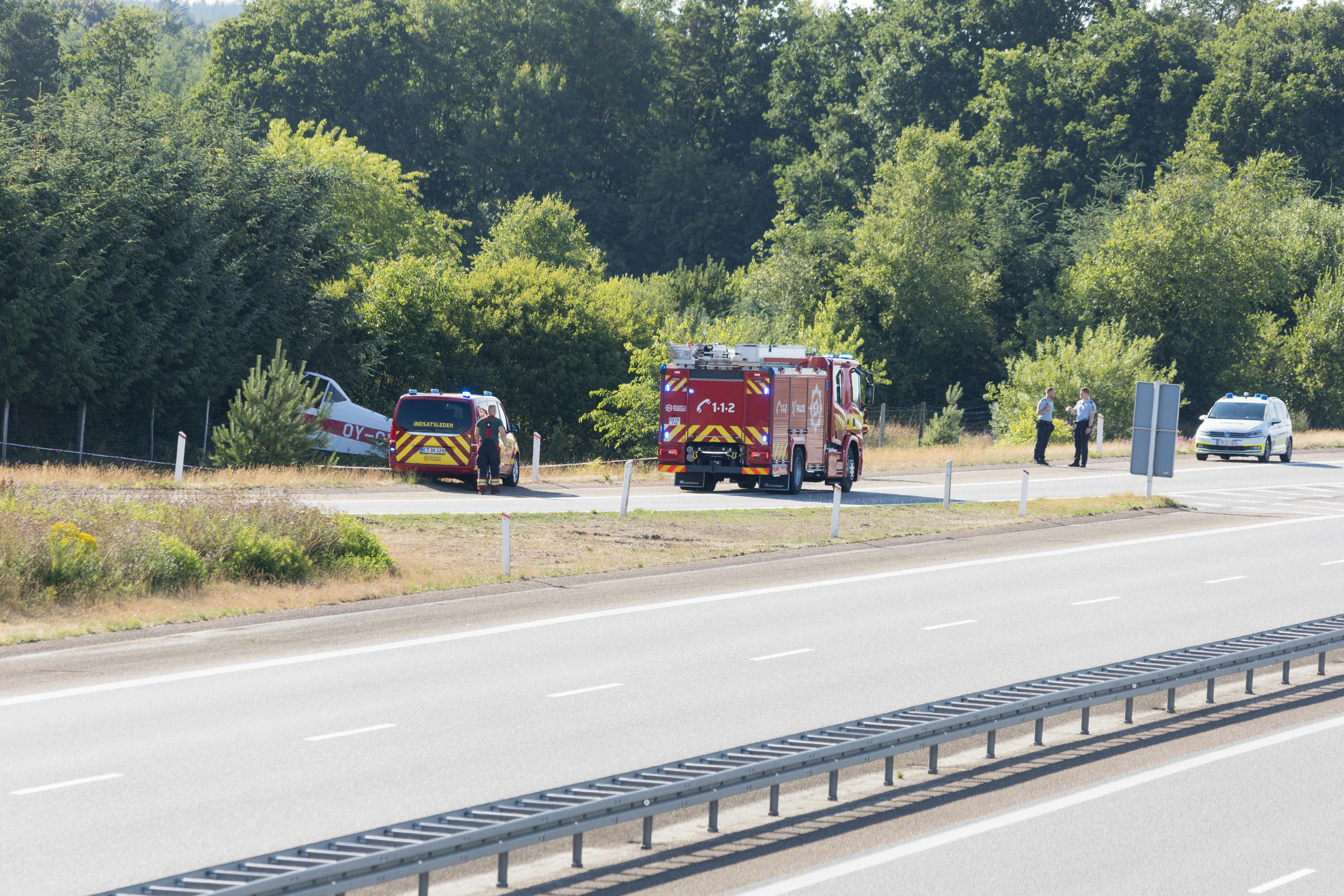 Både brandvæsenet og politiet er til stede ved Arnborg, hvor et flystyrt har fundet sted.