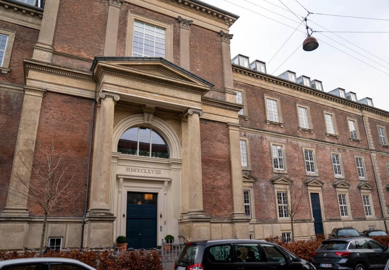 Fodboldstjernens lejlighed ligger i denne prægtige ejendom.