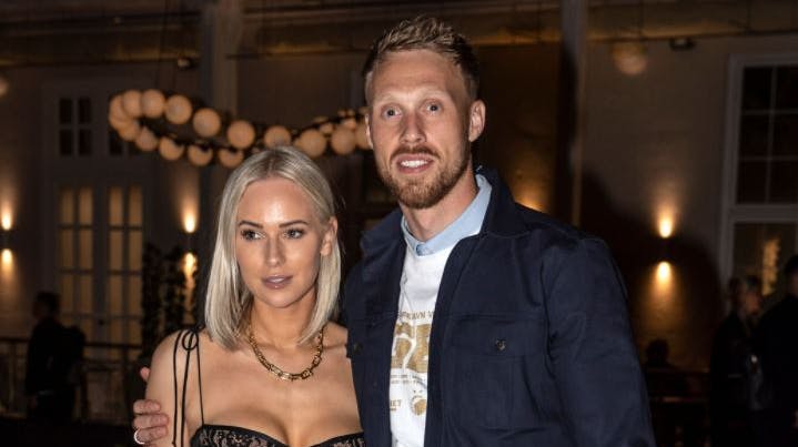 En fortjeneste på ni millioner kroner ligger og venter på Nicolai Jørgensen og fru Theresa.