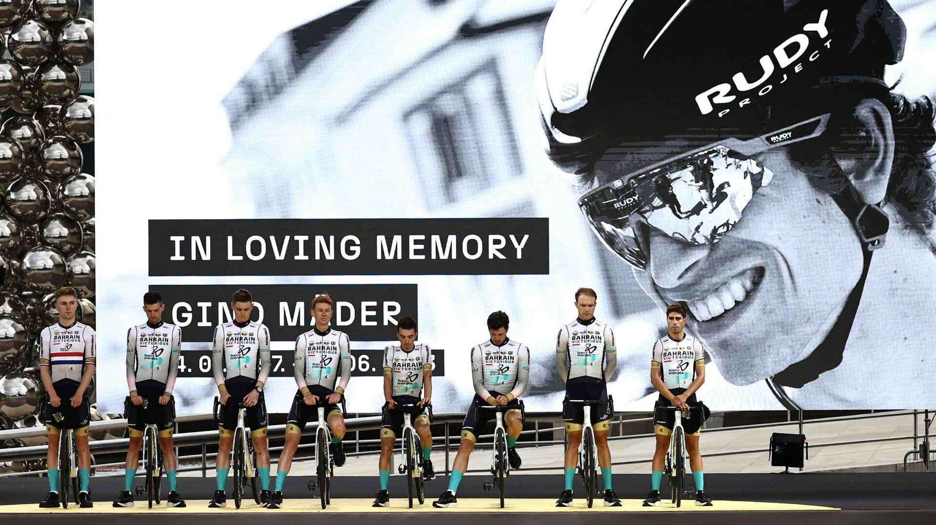 Gino Mäder blev mindet, da Bahrain Victorious-holdet blev præsenteret ved dette års Tour de France.