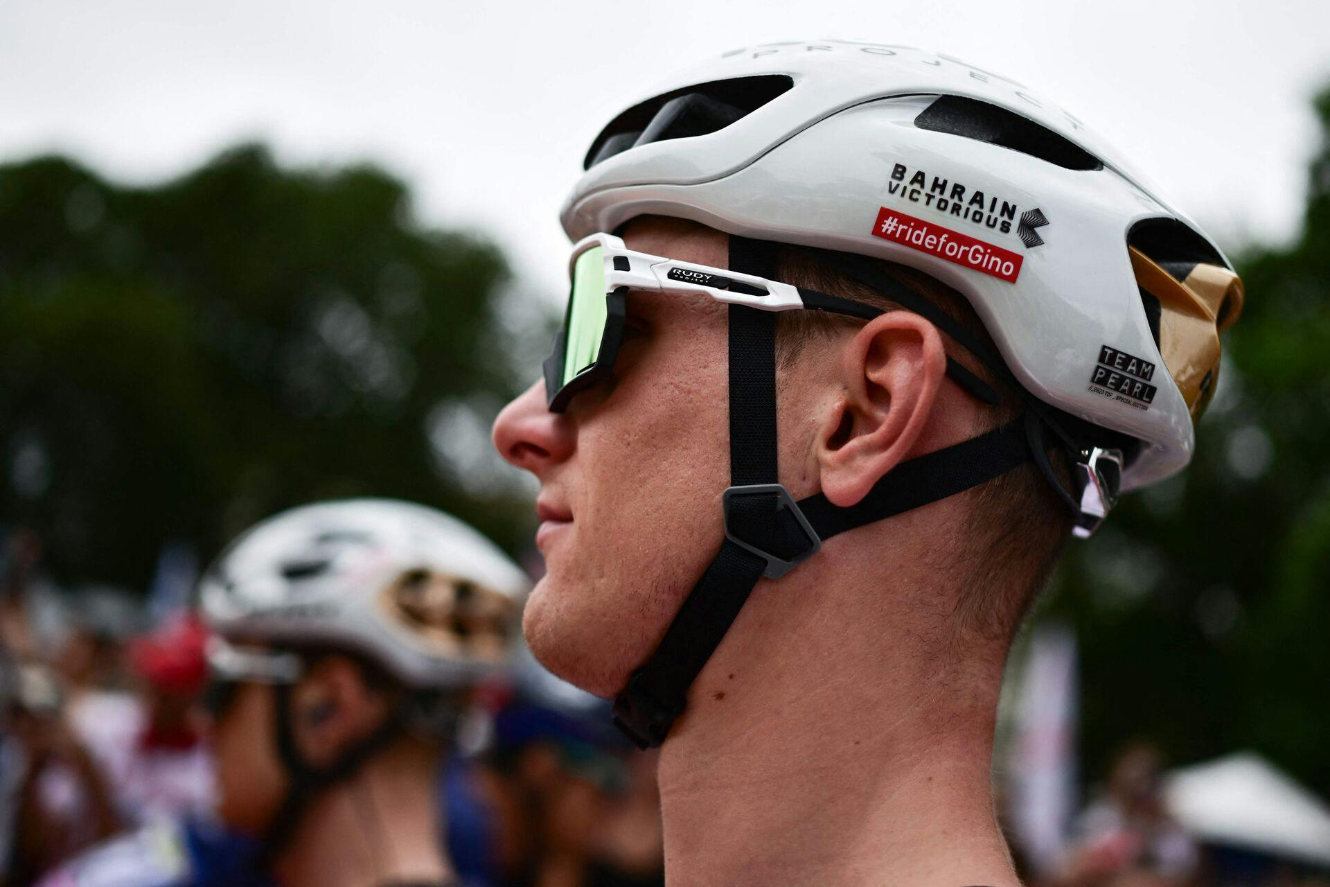 Matej Mohoric hjelm viser her, hvordan Gino Mäder også er med under hele cykelløbet.